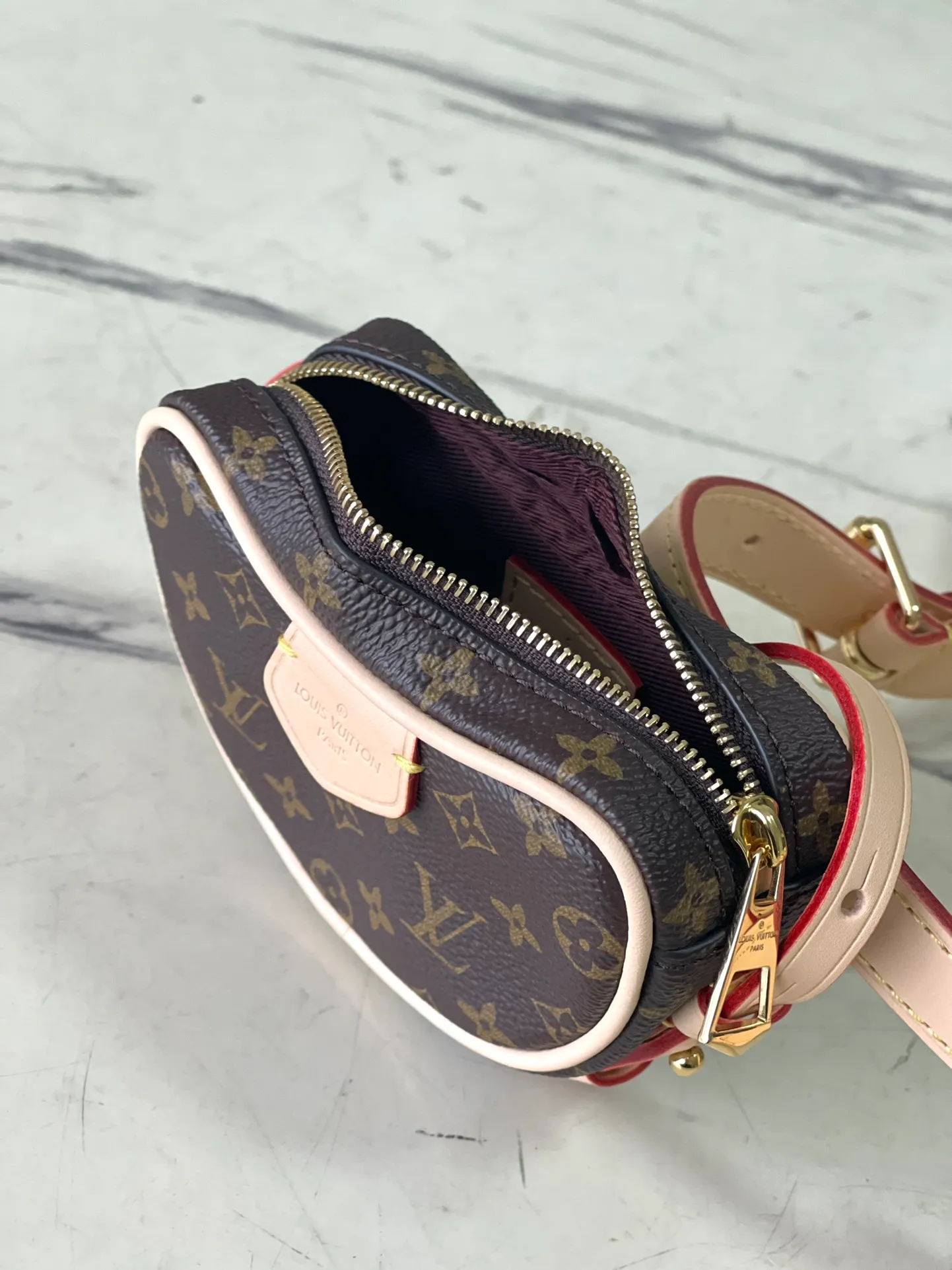 💰940 Top original order M46828 Croissant MM Croissant bag The 2024 early spring series launches the Croissant bag, which looks like the pea bag 20 years ago. It is a two-piece set of pea bag curved bag, armpit bag, shoulder bag, and small coin purse that can also be used as an extra pocket. Monogram Zxph classic canvas adds a more lively and lively feel. The combination is almost perfect! Dimensions: 21 x 7 x 5cm