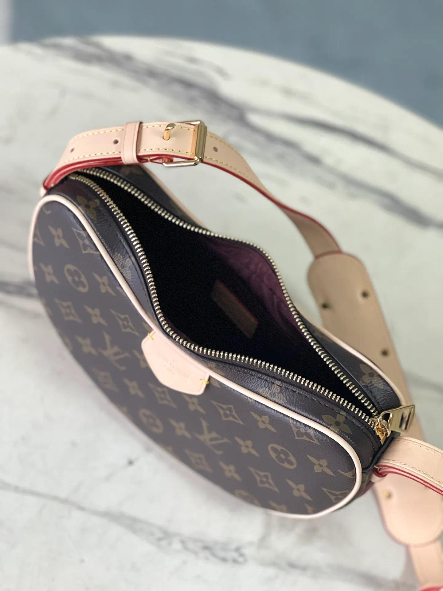 💰940 Top original order M46828 Croissant MM Croissant bag The 2024 early spring series launches the Croissant bag, which looks like the pea bag 20 years ago. It is a two-piece set of pea bag curved bag, armpit bag, shoulder bag, and small coin purse that can also be used as an extra pocket. Monogram Zxph classic canvas adds a more lively and lively feel. The combination is almost perfect! Dimensions: 21 x 7 x 5cm