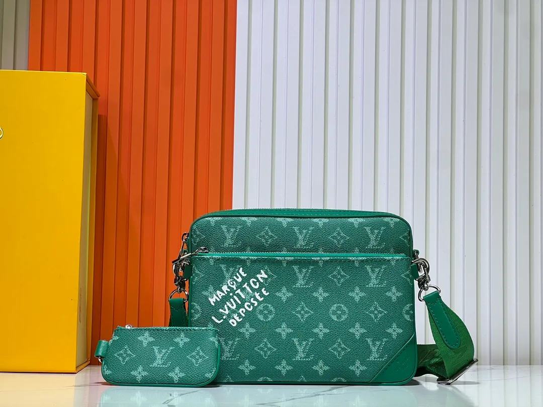 Batch 300💰Official website latest model M12868 M69443 M45320 M12766 New men's bag three-piece messenger bag series This Trio messenger bag uses Monogram Eclipse Reverse canvas and eye-catching details to create a three-in-one design. The zippered front pocket and coin purse on the shoulder strap are both detachable, enriching the functional design with the main pocket. The adjustable and removable fabric shoulder strap is embellished with the Louis Vuitton logo and provides a comfortable shoulder-carrying experience. Dimensions: 25.0×18.5×7.0