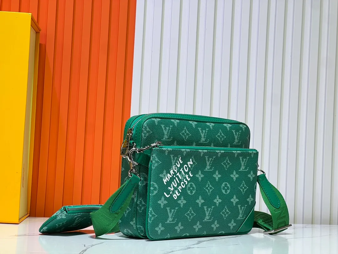 Batch 300💰Official website latest model M12868 M69443 M45320 M12766 New men's bag three-piece messenger bag series This Trio messenger bag uses Monogram Eclipse Reverse canvas and eye-catching details to create a three-in-one design. The zippered front pocket and coin purse on the shoulder strap are both detachable, enriching the functional design with the main pocket. The adjustable and removable fabric shoulder strap is embellished with the Louis Vuitton logo and provides a comfortable shoulder-carrying experience. Dimensions: 25.0×18.5×7.0