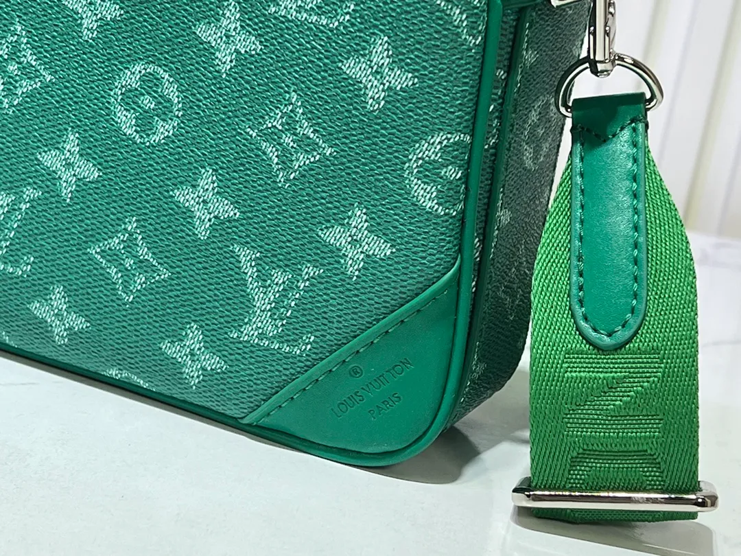 Batch 300💰Official website latest model M12868 M69443 M45320 M12766 New men's bag three-piece messenger bag series This Trio messenger bag uses Monogram Eclipse Reverse canvas and eye-catching details to create a three-in-one design. The zippered front pocket and coin purse on the shoulder strap are both detachable, enriching the functional design with the main pocket. The adjustable and removable fabric shoulder strap is embellished with the Louis Vuitton logo and provides a comfortable shoulder-carrying experience. Dimensions: 25.0×18.5×7.0
