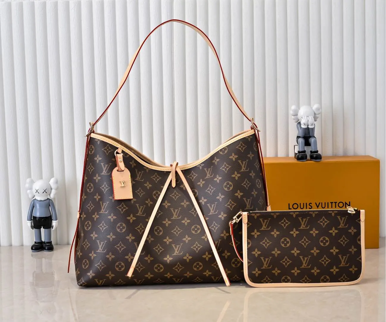 Batch 320💰M46197 Double-sided color-changing leather Louis Vuitton launches a new CarryAll medium handbag, with Monogram canvas and leather trimming to create a body-fitting design. There's a zipped pocket inside the ample space, and a detachable zipped clutch adds a functional element, with a buckle-adjustable handle. Dimensions: 39 x 30 x 15 cm (length x height x width)
