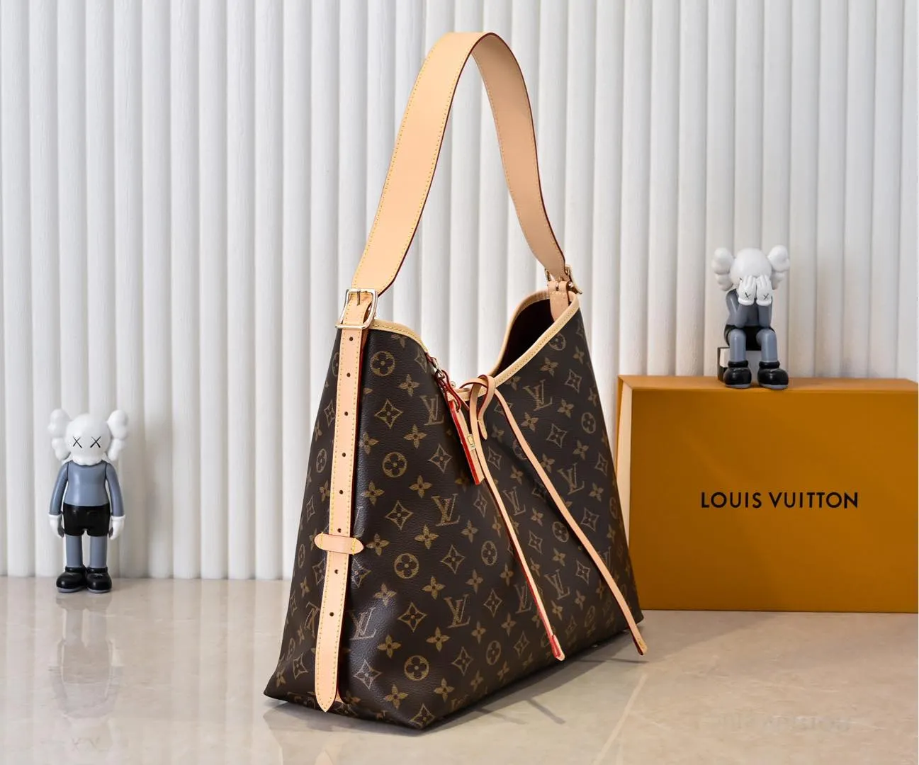 Batch 320💰M46197 Double-sided color-changing leather Louis Vuitton launches a new CarryAll medium handbag, with Monogram canvas and leather trimming to create a body-fitting design. There's a zipped pocket inside the ample space, and a detachable zipped clutch adds a functional element, with a buckle-adjustable handle. Dimensions: 39 x 30 x 15 cm (length x height x width)