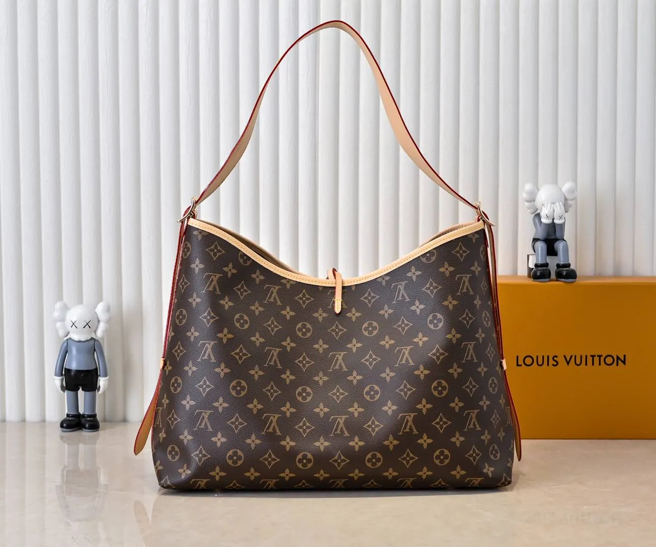 Batch 320💰M46197 Double-sided color-changing leather Louis Vuitton launches a new CarryAll medium handbag, with Monogram canvas and leather trimming to create a body-fitting design. There's a zipped pocket inside the ample space, and a detachable zipped clutch adds a functional element, with a buckle-adjustable handle. Dimensions: 39 x 30 x 15 cm (length x height x width)