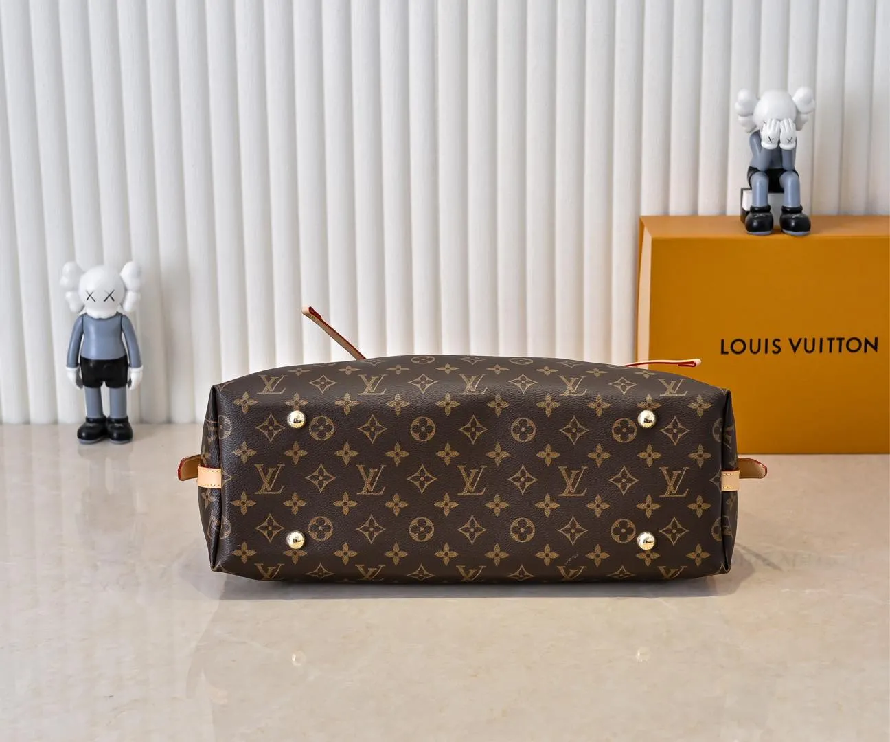 Batch 320💰M46197 Double-sided color-changing leather Louis Vuitton launches a new CarryAll medium handbag, with Monogram canvas and leather trimming to create a body-fitting design. There's a zipped pocket inside the ample space, and a detachable zipped clutch adds a functional element, with a buckle-adjustable handle. Dimensions: 39 x 30 x 15 cm (length x height x width)