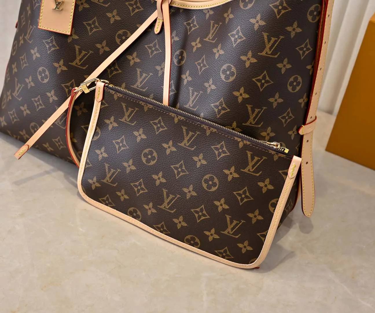 Batch 320💰M46197 Double-sided color-changing leather Louis Vuitton launches a new CarryAll medium handbag, with Monogram canvas and leather trimming to create a body-fitting design. There's a zipped pocket inside the ample space, and a detachable zipped clutch adds a functional element, with a buckle-adjustable handle. Dimensions: 39 x 30 x 15 cm (length x height x width)