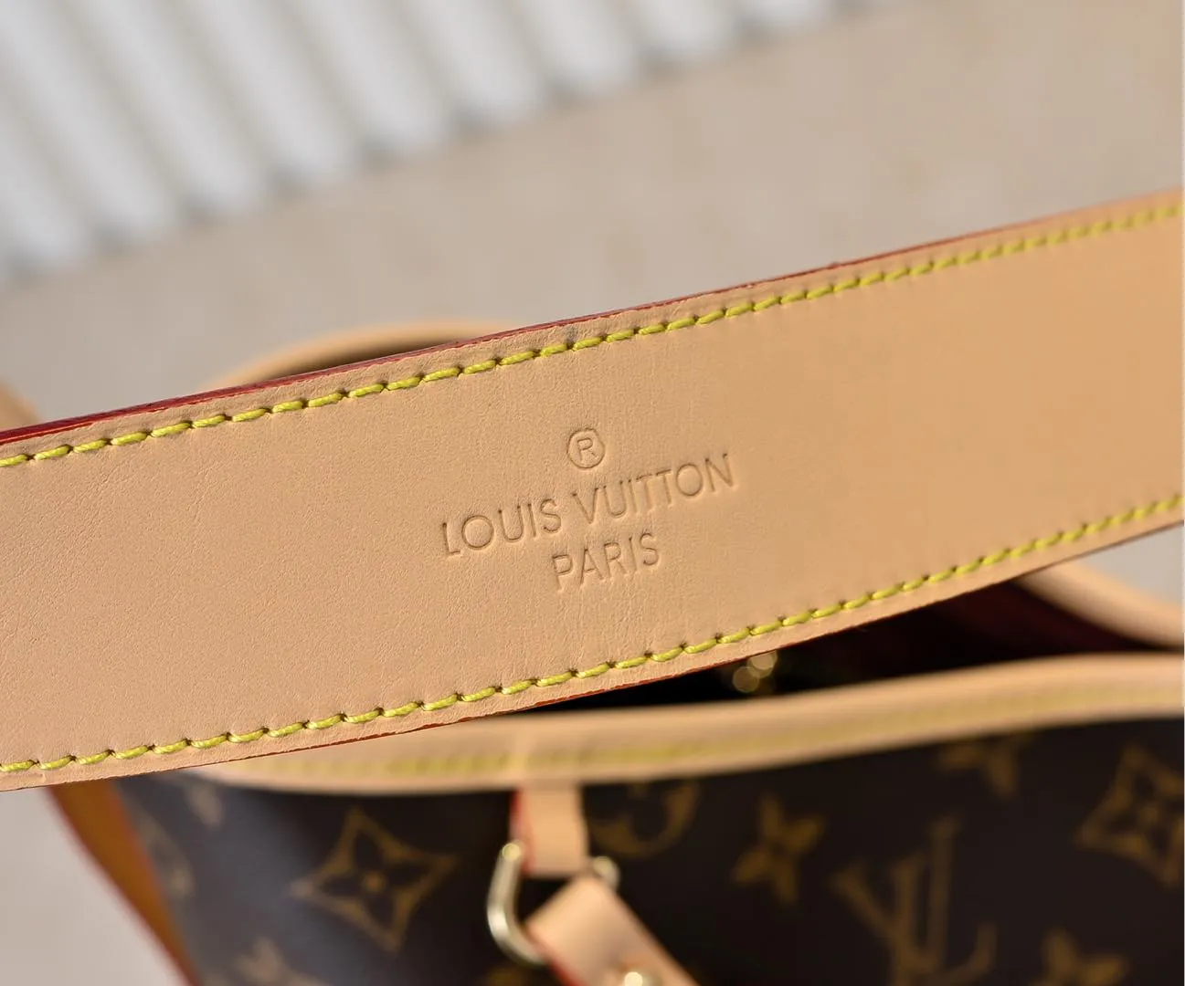Batch 320💰M46197 Double-sided color-changing leather Louis Vuitton launches a new CarryAll medium handbag, with Monogram canvas and leather trimming to create a body-fitting design. There's a zipped pocket inside the ample space, and a detachable zipped clutch adds a functional element, with a buckle-adjustable handle. Dimensions: 39 x 30 x 15 cm (length x height x width)