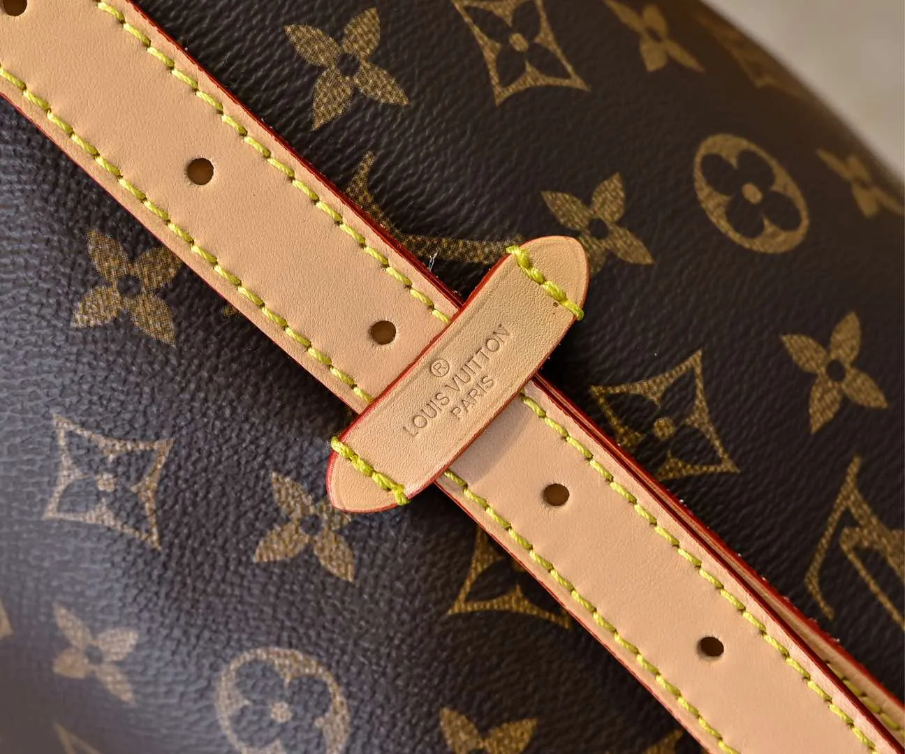 Batch 320💰M46197 Double-sided color-changing leather Louis Vuitton launches a new CarryAll medium handbag, with Monogram canvas and leather trimming to create a body-fitting design. There's a zipped pocket inside the ample space, and a detachable zipped clutch adds a functional element, with a buckle-adjustable handle. Dimensions: 39 x 30 x 15 cm (length x height x width)