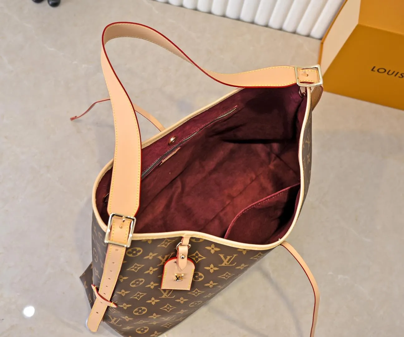 Batch 320💰M46197 Double-sided color-changing leather Louis Vuitton launches a new CarryAll medium handbag, with Monogram canvas and leather trimming to create a body-fitting design. There's a zipped pocket inside the ample space, and a detachable zipped clutch adds a functional element, with a buckle-adjustable handle. Dimensions: 39 x 30 x 15 cm (length x height x width)