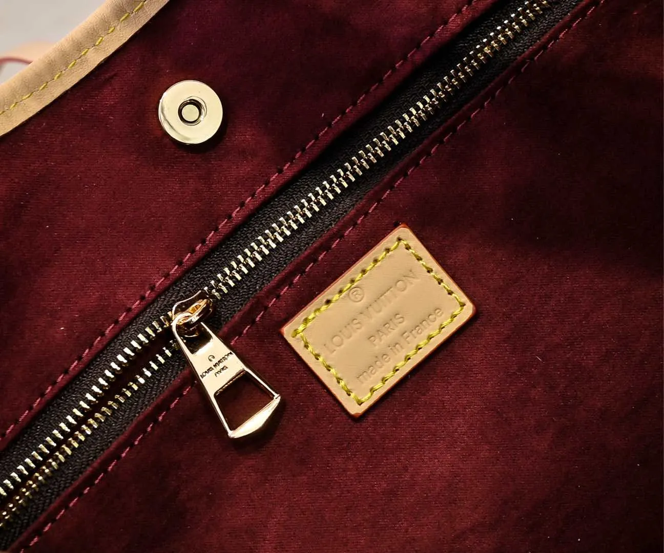 Batch 320💰M46197 Double-sided color-changing leather Louis Vuitton launches a new CarryAll medium handbag, with Monogram canvas and leather trimming to create a body-fitting design. There's a zipped pocket inside the ample space, and a detachable zipped clutch adds a functional element, with a buckle-adjustable handle. Dimensions: 39 x 30 x 15 cm (length x height x width)