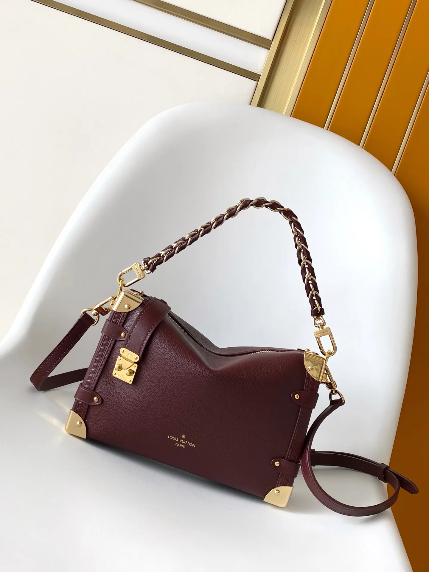 💰1240 (top layer leather) top original single M25669 dynamic 163 This Side Trunk medium handbag is from the Back to School series, interpreting the retro style of the 1970s in elegant colors. The Monogram coated canvas trim lends a bohemian feel, while the S-lock buckle and detachable chain gleam with metallic sheen. The appropriate size makes it easy to store daily items such as lipstick. 23.5 x 16.0 x 8.5 cm (L x H x W) • Suede cow leather • Coated canvas trim • Cow leather lining • Metal hardware • Zip closure with S-lock • Holds smartphone, headphones, Zippy wallet, keys and lipstick • Shoulder strap: removable, adjustable • Half-length strap: 45.0 cm • Half-length strap adjustable to: 55.0 cm • Handle: single handle, removable