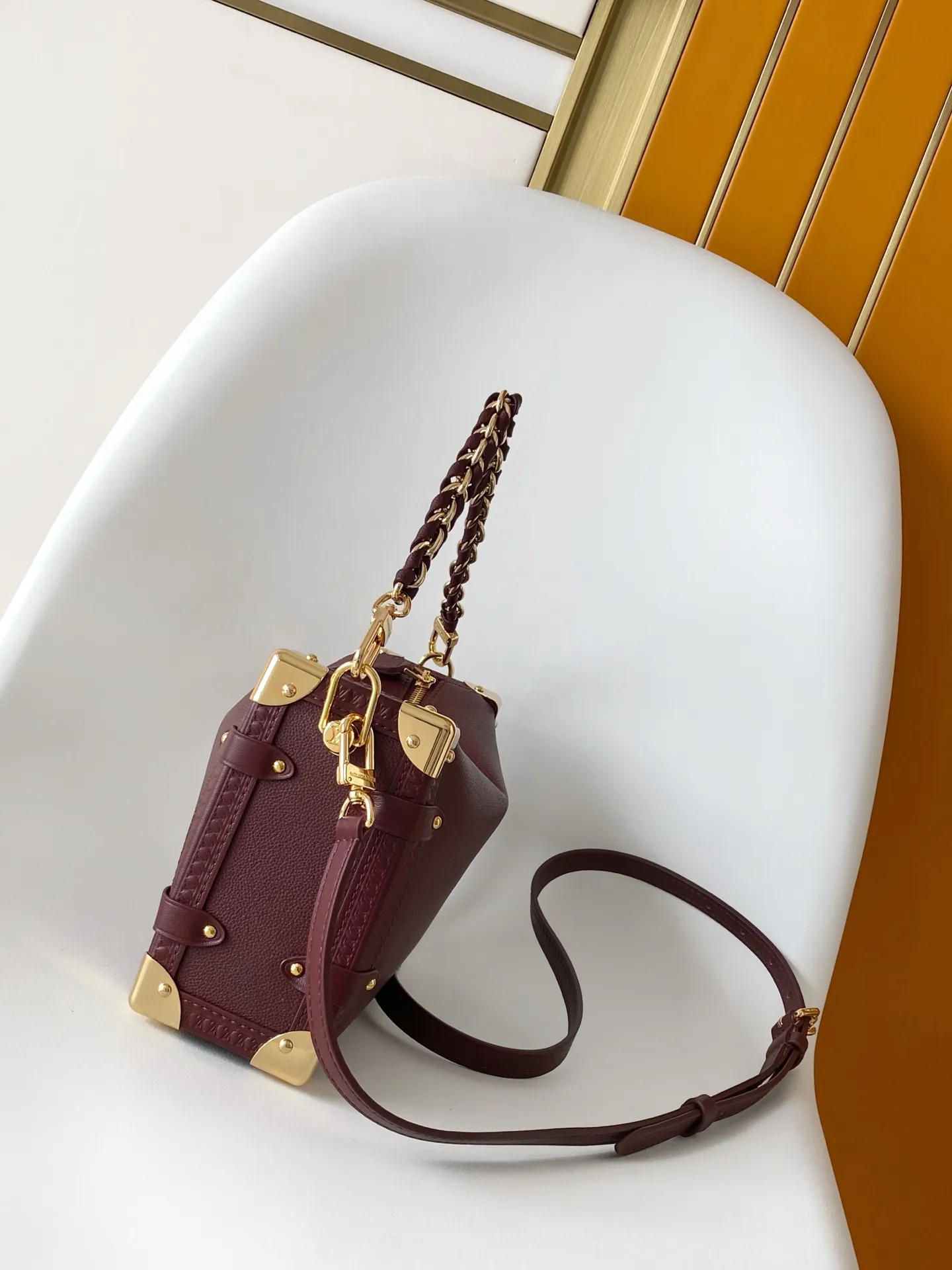 💰1240 (top layer leather) top original single M25669 dynamic 163 This Side Trunk medium handbag is from the Back to School series, interpreting the retro style of the 1970s in elegant colors. The Monogram coated canvas trim lends a bohemian feel, while the S-lock buckle and detachable chain gleam with metallic sheen. The appropriate size makes it easy to store daily items such as lipstick. 23.5 x 16.0 x 8.5 cm (L x H x W) • Suede cow leather • Coated canvas trim • Cow leather lining • Metal hardware • Zip closure with S-lock • Holds smartphone, headphones, Zippy wallet, keys and lipstick • Shoulder strap: removable, adjustable • Half-length strap: 45.0 cm • Half-length strap adjustable to: 55.0 cm • Handle: single handle, removable