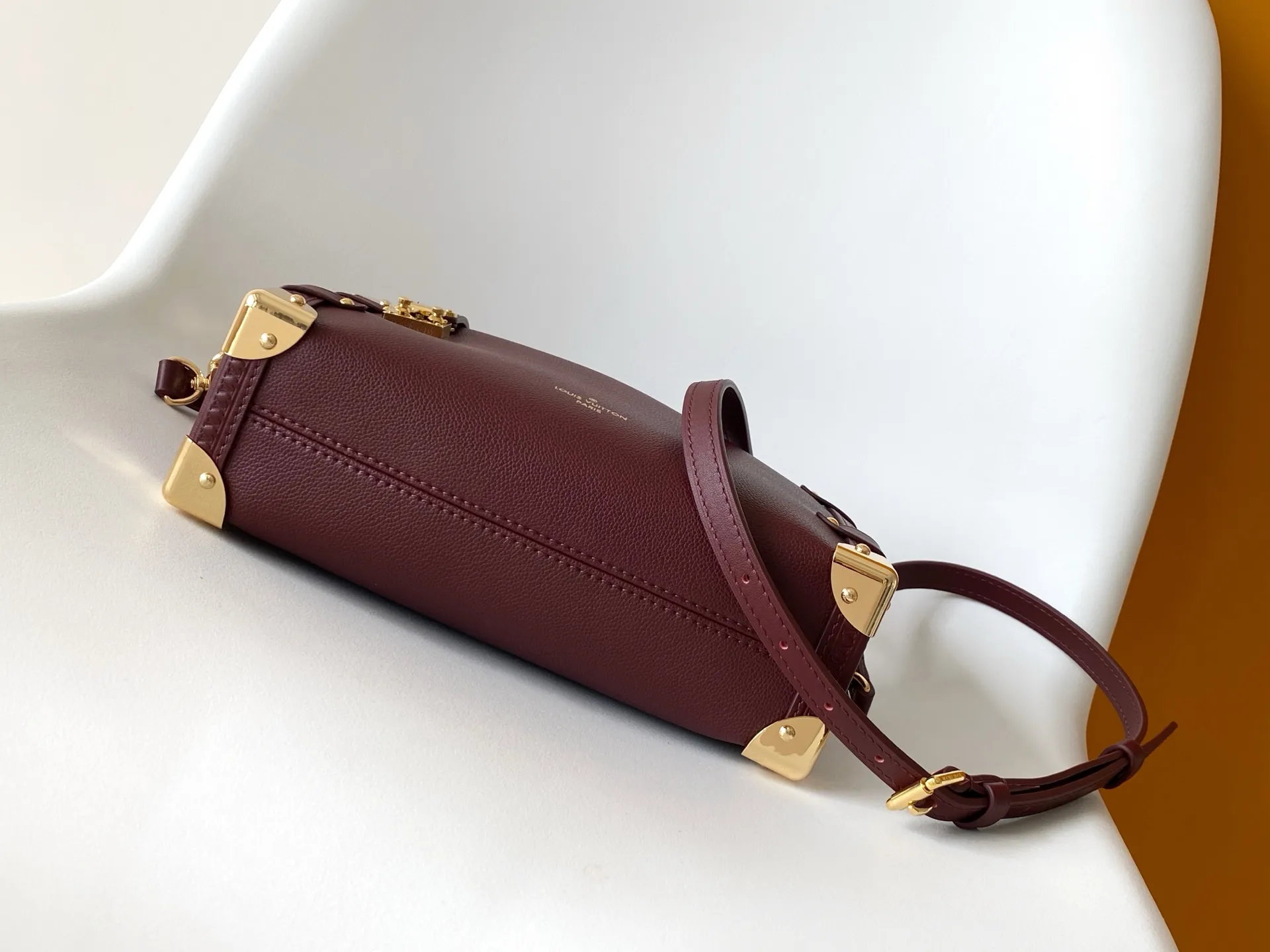💰1240 (top layer leather) top original single M25669 dynamic 163 This Side Trunk medium handbag is from the Back to School series, interpreting the retro style of the 1970s in elegant colors. The Monogram coated canvas trim lends a bohemian feel, while the S-lock buckle and detachable chain gleam with metallic sheen. The appropriate size makes it easy to store daily items such as lipstick. 23.5 x 16.0 x 8.5 cm (L x H x W) • Suede cow leather • Coated canvas trim • Cow leather lining • Metal hardware • Zip closure with S-lock • Holds smartphone, headphones, Zippy wallet, keys and lipstick • Shoulder strap: removable, adjustable • Half-length strap: 45.0 cm • Half-length strap adjustable to: 55.0 cm • Handle: single handle, removable