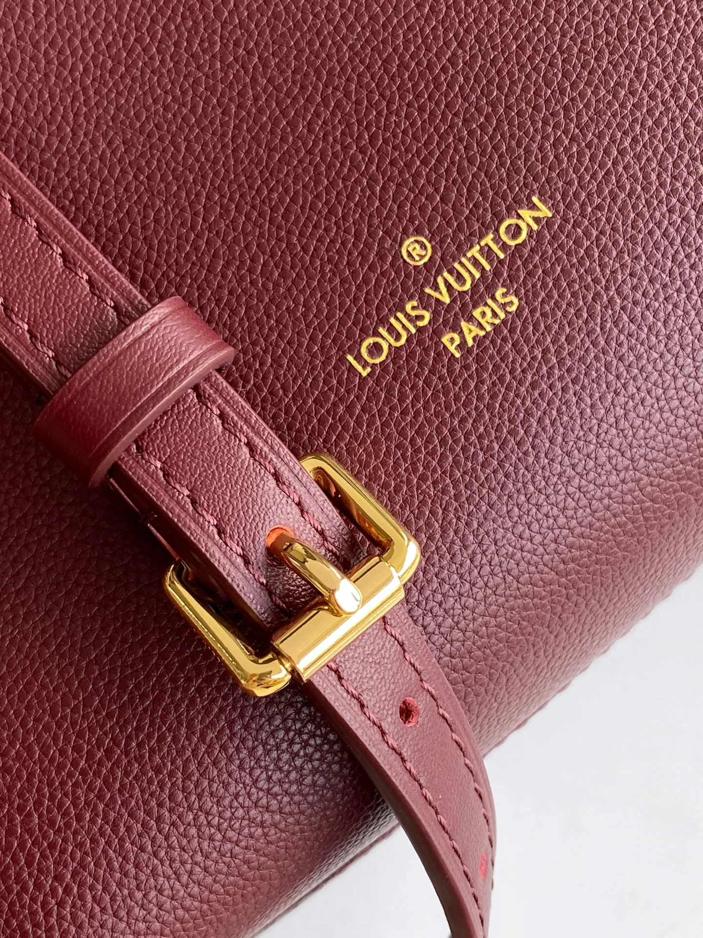 💰1240 (top layer leather) top original single M25669 dynamic 163 This Side Trunk medium handbag is from the Back to School series, interpreting the retro style of the 1970s in elegant colors. The Monogram coated canvas trim lends a bohemian feel, while the S-lock buckle and detachable chain gleam with metallic sheen. The appropriate size makes it easy to store daily items such as lipstick. 23.5 x 16.0 x 8.5 cm (L x H x W) • Suede cow leather • Coated canvas trim • Cow leather lining • Metal hardware • Zip closure with S-lock • Holds smartphone, headphones, Zippy wallet, keys and lipstick • Shoulder strap: removable, adjustable • Half-length strap: 45.0 cm • Half-length strap adjustable to: 55.0 cm • Handle: single handle, removable