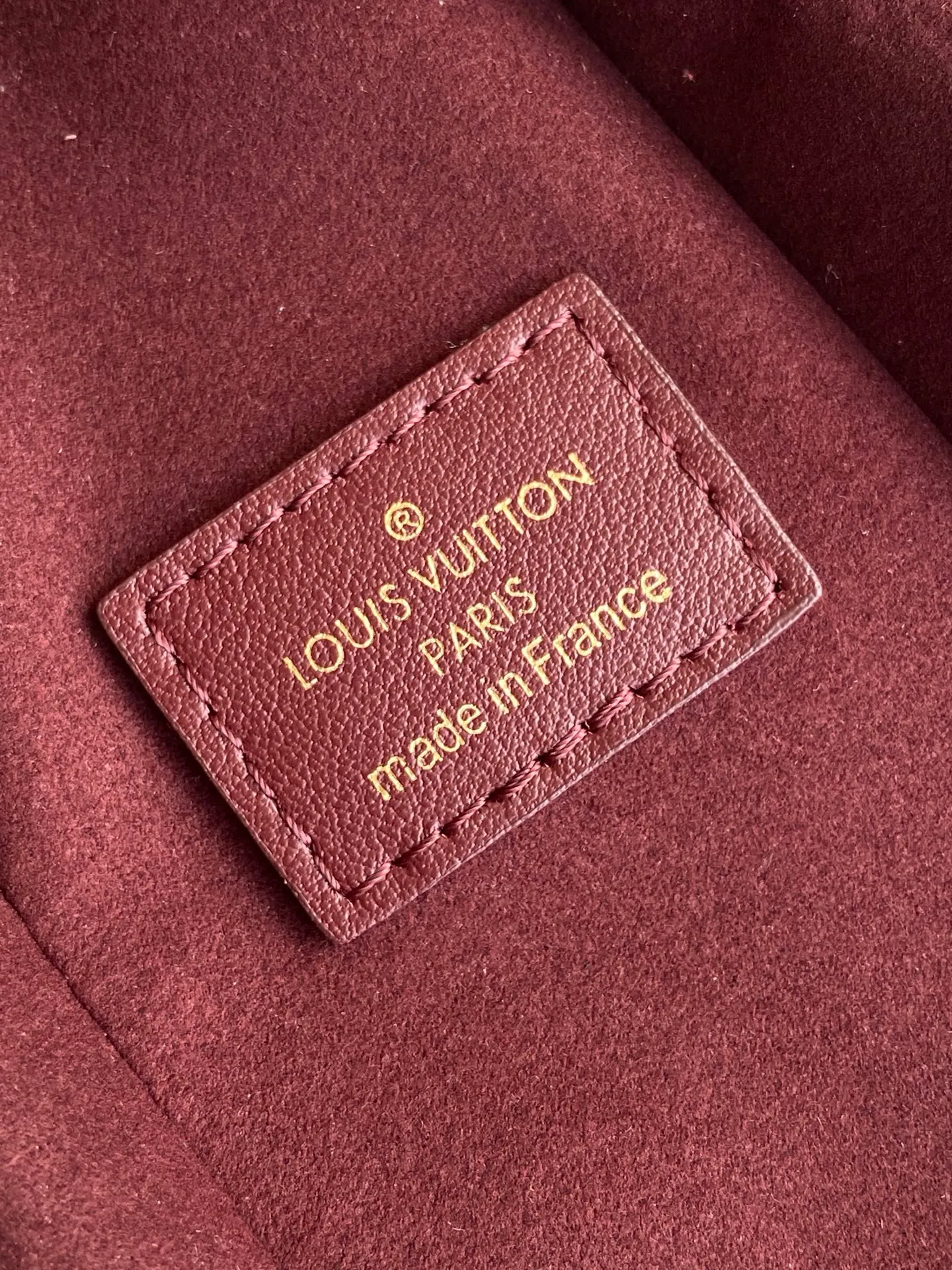 💰1240 (top layer leather) top original single M25669 dynamic 163 This Side Trunk medium handbag is from the Back to School series, interpreting the retro style of the 1970s in elegant colors. The Monogram coated canvas trim lends a bohemian feel, while the S-lock buckle and detachable chain gleam with metallic sheen. The appropriate size makes it easy to store daily items such as lipstick. 23.5 x 16.0 x 8.5 cm (L x H x W) • Suede cow leather • Coated canvas trim • Cow leather lining • Metal hardware • Zip closure with S-lock • Holds smartphone, headphones, Zippy wallet, keys and lipstick • Shoulder strap: removable, adjustable • Half-length strap: 45.0 cm • Half-length strap adjustable to: 55.0 cm • Handle: single handle, removable