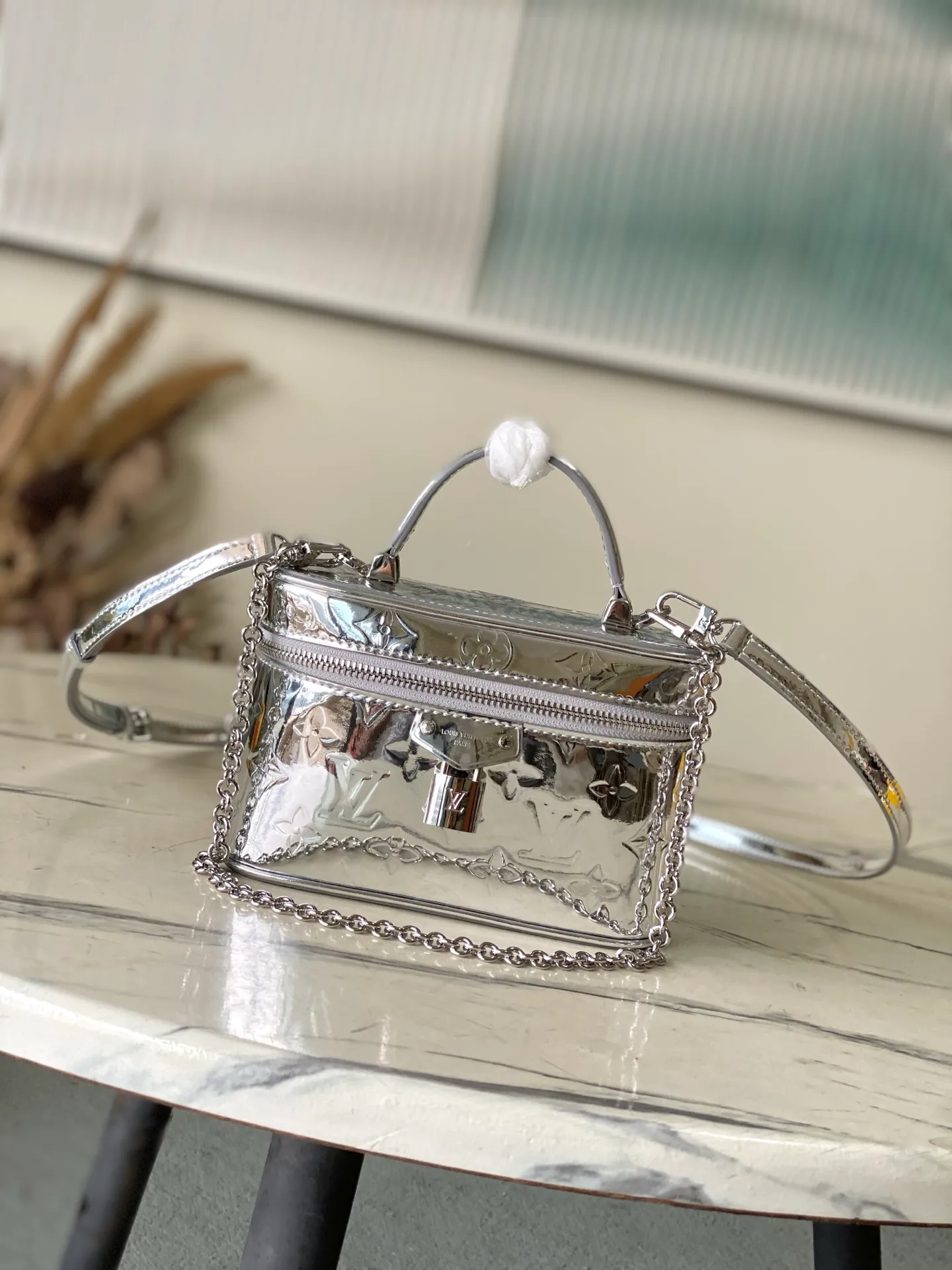 💰1020 Top Original Order M26097 This Vanity Chain Pouch handbag is from the LVSki series. It draws inspiration from the brand’s traditional cosmetic cases and interprets the spirit of travel with Monogram Miroir canvas. The LV letter-engraved padlock, detachable shoulder strap and chain show exquisite details, and the appropriate configuration can easily accommodate daily needs such as a small coin purse and sunglasses. Dimensions: 19 × 11.5 × 6.5 cm