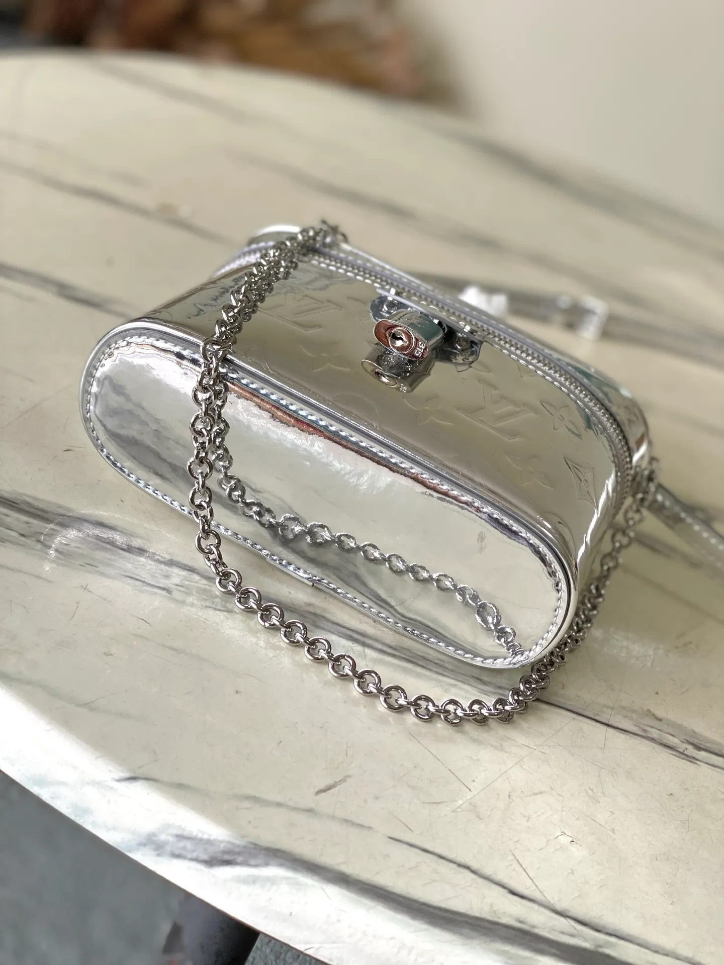 💰1020 Top Original Order M26097 This Vanity Chain Pouch handbag is from the LVSki series. It draws inspiration from the brand’s traditional cosmetic cases and interprets the spirit of travel with Monogram Miroir canvas. The LV letter-engraved padlock, detachable shoulder strap and chain show exquisite details, and the appropriate configuration can easily accommodate daily needs such as a small coin purse and sunglasses. Dimensions: 19 × 11.5 × 6.5 cm