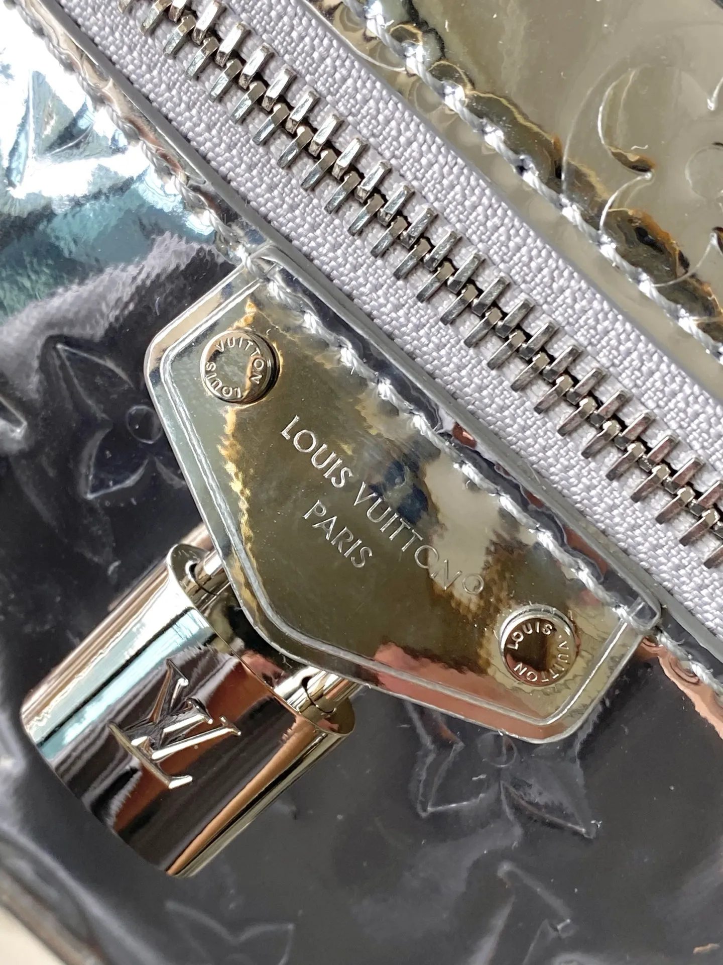 💰1020 Top Original Order M26097 This Vanity Chain Pouch handbag is from the LVSki series. It draws inspiration from the brand’s traditional cosmetic cases and interprets the spirit of travel with Monogram Miroir canvas. The LV letter-engraved padlock, detachable shoulder strap and chain show exquisite details, and the appropriate configuration can easily accommodate daily needs such as a small coin purse and sunglasses. Dimensions: 19 × 11.5 × 6.5 cm