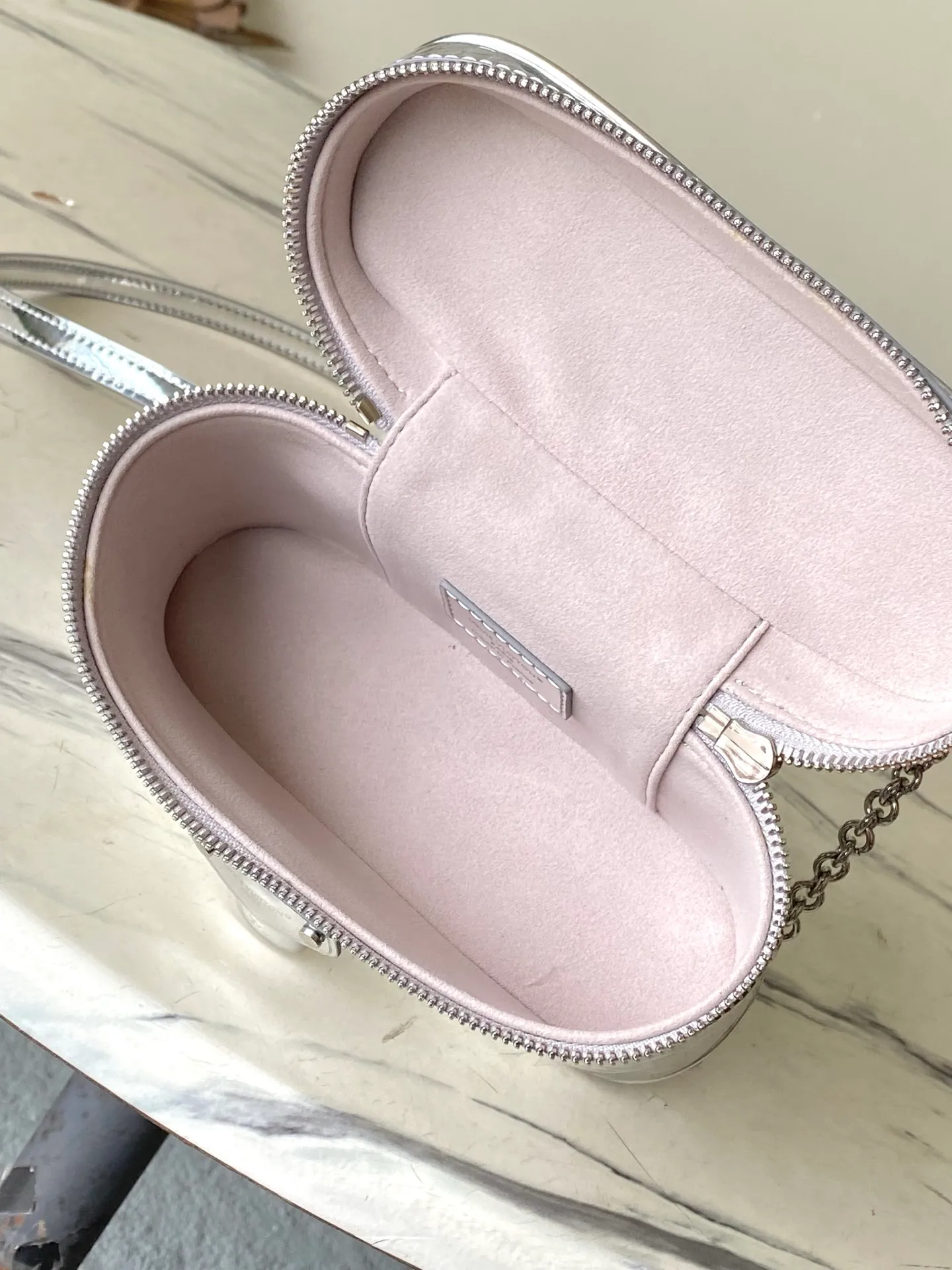 💰1020 Top Original Order M26097 This Vanity Chain Pouch handbag is from the LVSki series. It draws inspiration from the brand’s traditional cosmetic cases and interprets the spirit of travel with Monogram Miroir canvas. The LV letter-engraved padlock, detachable shoulder strap and chain show exquisite details, and the appropriate configuration can easily accommodate daily needs such as a small coin purse and sunglasses. Dimensions: 19 × 11.5 × 6.5 cm