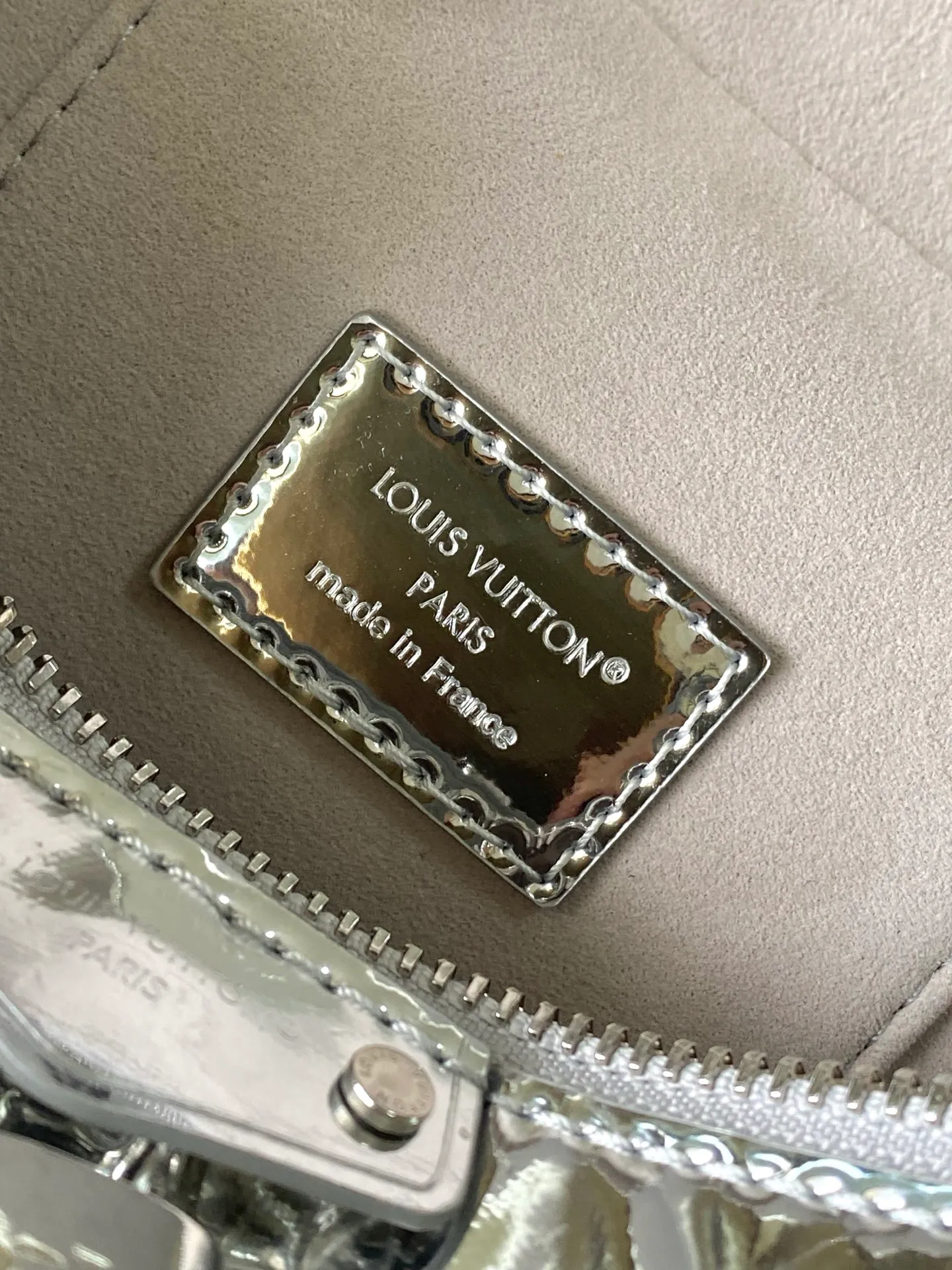 💰1020 Top Original Order M26097 This Vanity Chain Pouch handbag is from the LVSki series. It draws inspiration from the brand’s traditional cosmetic cases and interprets the spirit of travel with Monogram Miroir canvas. The LV letter-engraved padlock, detachable shoulder strap and chain show exquisite details, and the appropriate configuration can easily accommodate daily needs such as a small coin purse and sunglasses. Dimensions: 19 × 11.5 × 6.5 cm