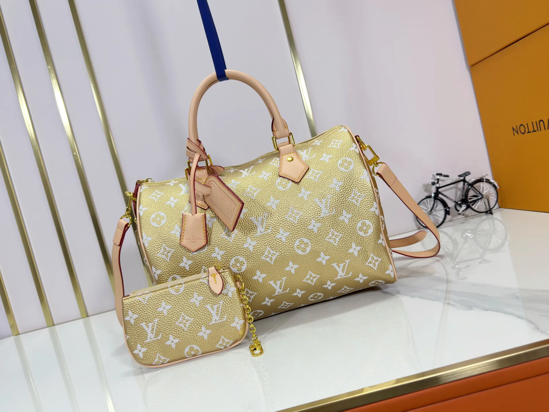P300 Upgraded original M15283 M40391 M24426 M24425 M24424 M24423 M24443 M This Speedy Bandoulière 30 Monogram Leather handbag is made of soft cow leather and uses Monogram patterns to reproduce the elegant look and feel of canvas printing. Dazzling metal hardware, sheepskin lining and nameplate all reflect Creative Director Pharrell Williams' relentless attention to detail. Dimensions: 30x21x17cm (length x height x width)