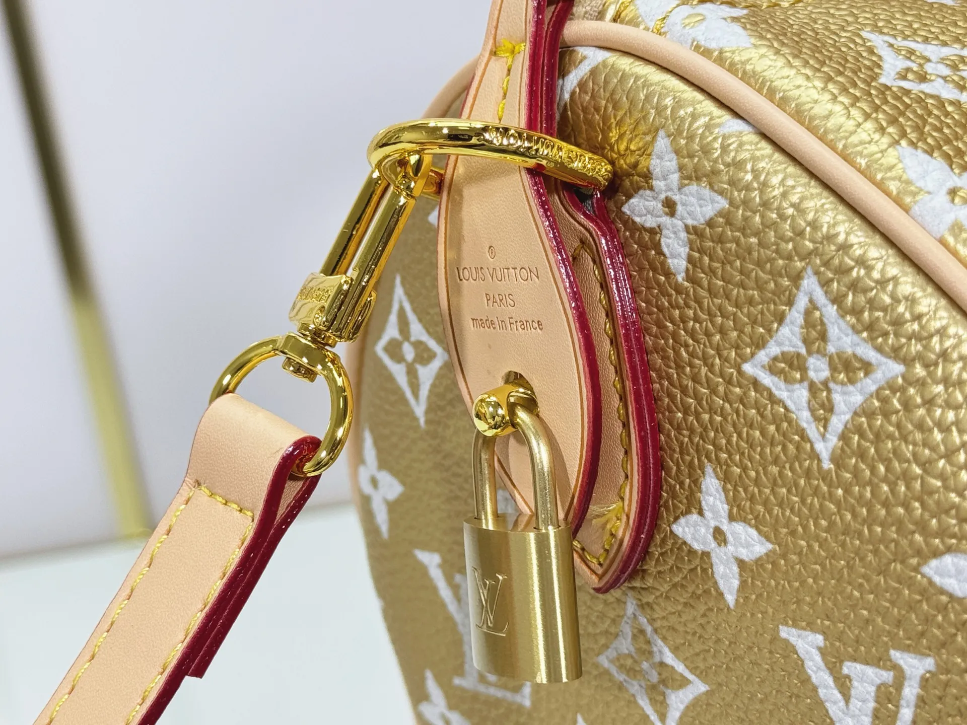 P300 Upgraded original M15283 M40391 M24426 M24425 M24424 M24423 M24443 M This Speedy Bandoulière 30 Monogram Leather handbag is made of soft cow leather and uses Monogram patterns to reproduce the elegant look and feel of canvas printing. Dazzling metal hardware, sheepskin lining and nameplate all reflect Creative Director Pharrell Williams' relentless attention to detail. Dimensions: 30x21x17cm (length x height x width)