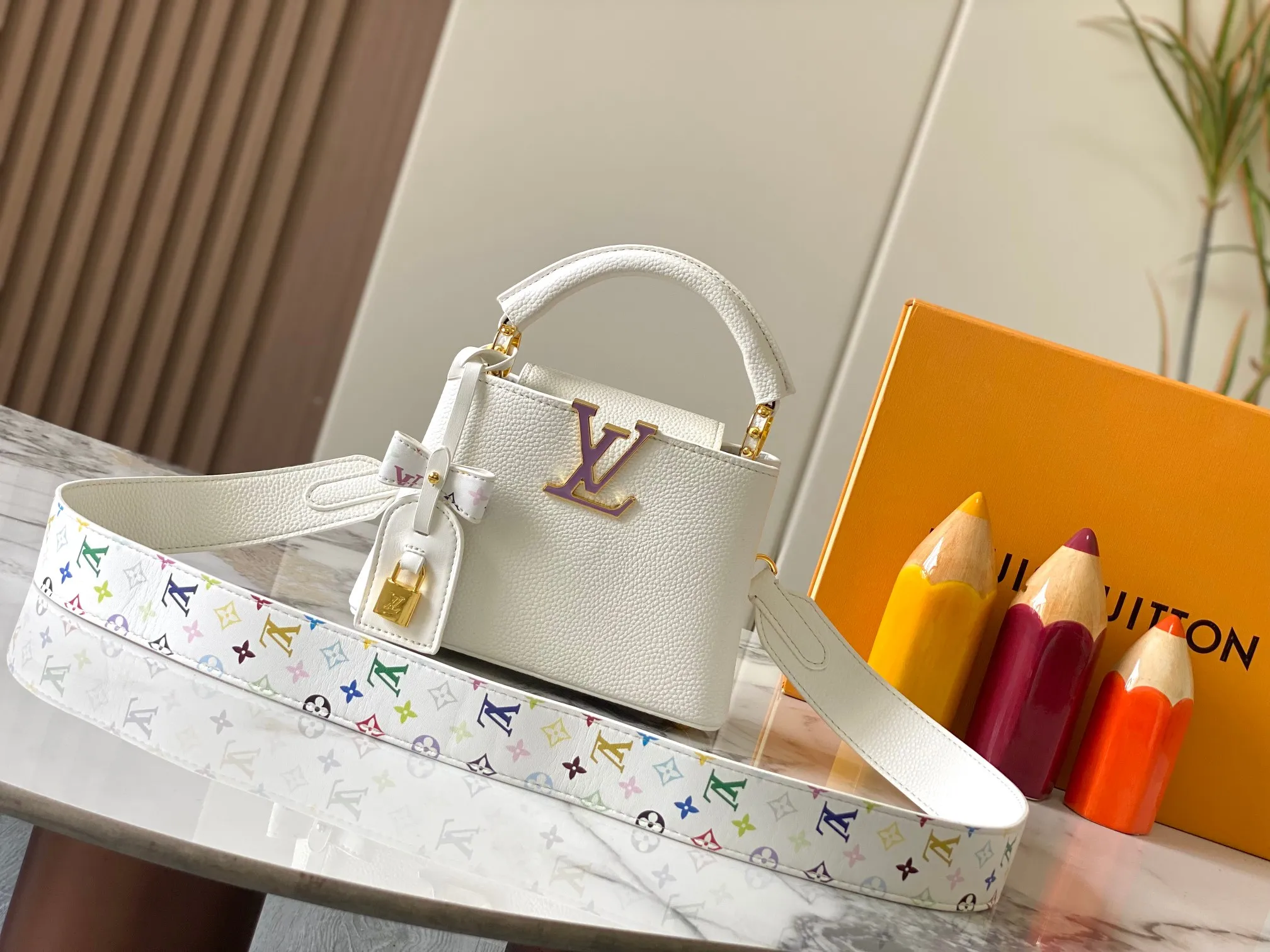 p440 [Guangzhou top quality original version] Capucines Mini Model: 12352 white 33 colors Material: litchi pattern Hardware upgrade Highlights: LV initials, unique edge ring, fine Monogram flowers on the flip cover. Size: 21×14×8cm