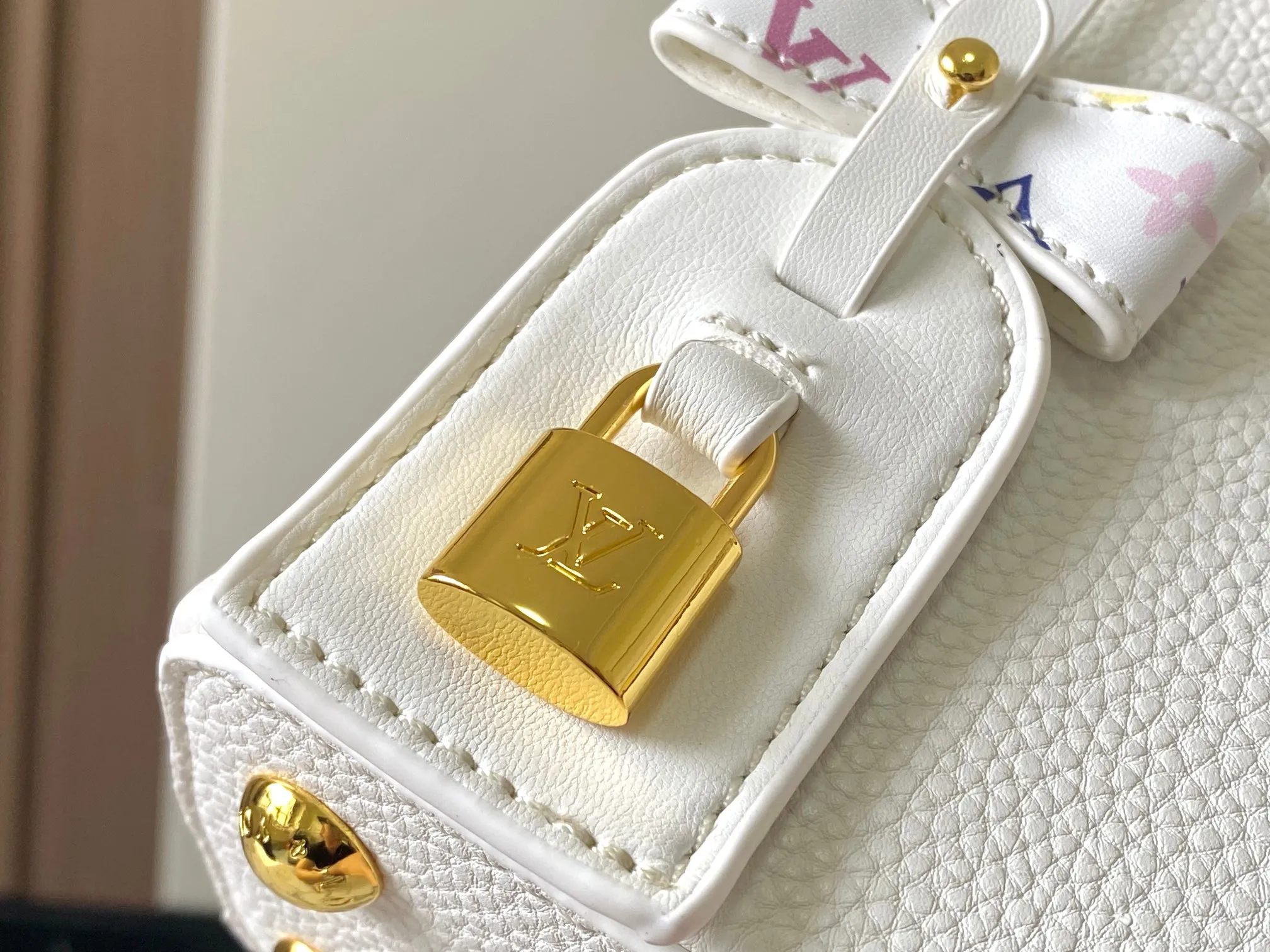 p440 [Guangzhou top quality original version] Capucines Mini Model: 12352 white 33 colors Material: litchi pattern Hardware upgrade Highlights: LV initials, unique edge ring, fine Monogram flowers on the flip cover. Size: 21×14×8cm