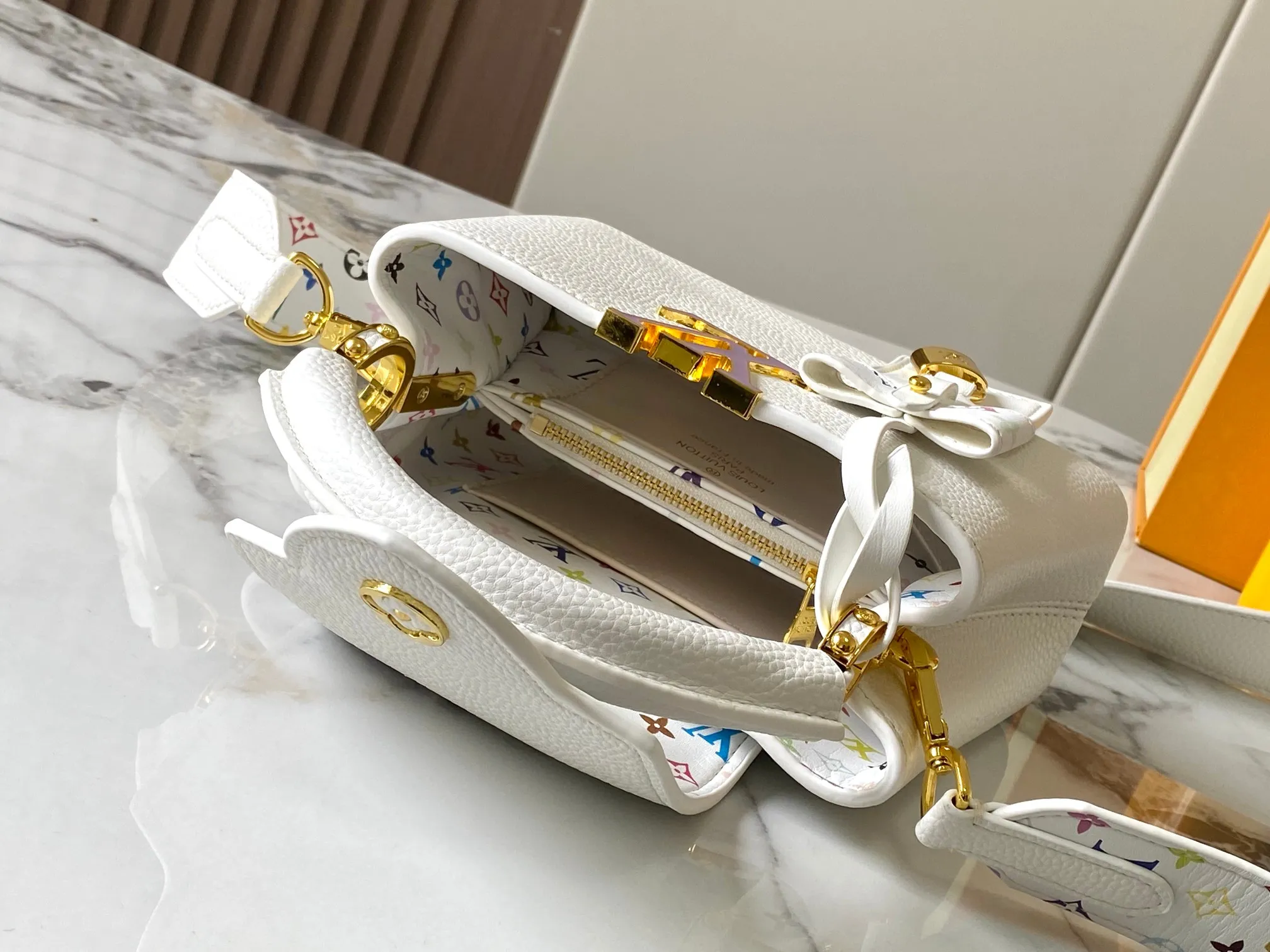 p440 [Guangzhou top quality original version] Capucines Mini Model: 12352 white 33 colors Material: litchi pattern Hardware upgrade Highlights: LV initials, unique edge ring, fine Monogram flowers on the flip cover. Size: 21×14×8cm