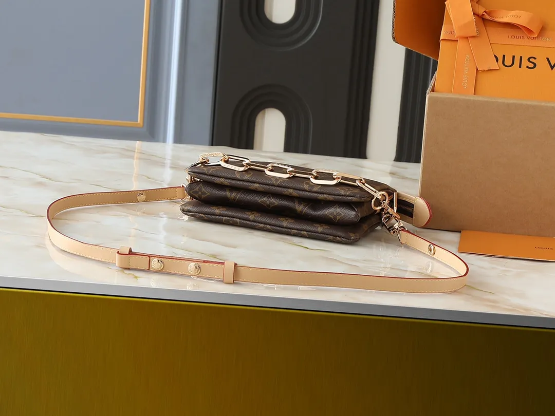 💰240💰Upgraded from the original M59598 M59389 M59396 M13233 M21259 M25218 M20770 M11401 This Coussin BB handbag is made of soft sheep leather with an embossed Monogram pattern. It has an inner compartment in a compact silhouette, making it an elegant choice for both day and night. Both the chunky chain and slim leather strap are removable, allowing for a variety of styling possibilities. Dimensions: 21.0 x 16.0 x 7.0 cm (length x height x width)