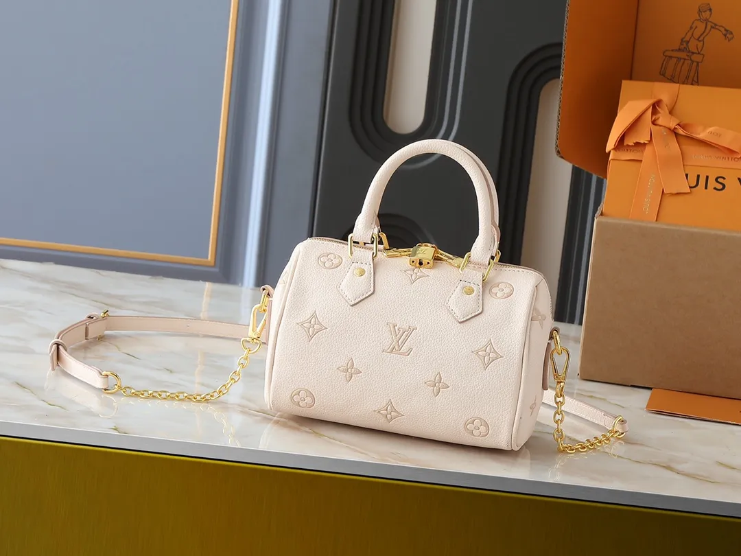 💰240💰Upgraded from the original M14291 M58953. This Speedy Bandoulière 20 handbag renews the brand's classic Monogram Empreinte leather, using the same tone to outline the pattern, and enriches the details with striped lining, dazzling padlocks and detachable chains. The compact shape can accommodate daily needs and can be carried by hand or cross-body. Dimensions: 20.5 x 13.5 x 12.0 cm (length x height x width)