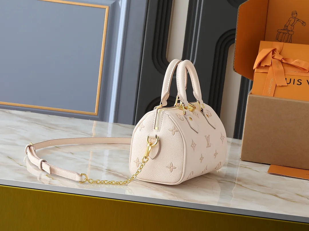 💰240💰Upgraded from the original M14291 M58953. This Speedy Bandoulière 20 handbag renews the brand's classic Monogram Empreinte leather, using the same tone to outline the pattern, and enriches the details with striped lining, dazzling padlocks and detachable chains. The compact shape can accommodate daily needs and can be carried by hand or cross-body. Dimensions: 20.5 x 13.5 x 12.0 cm (length x height x width)