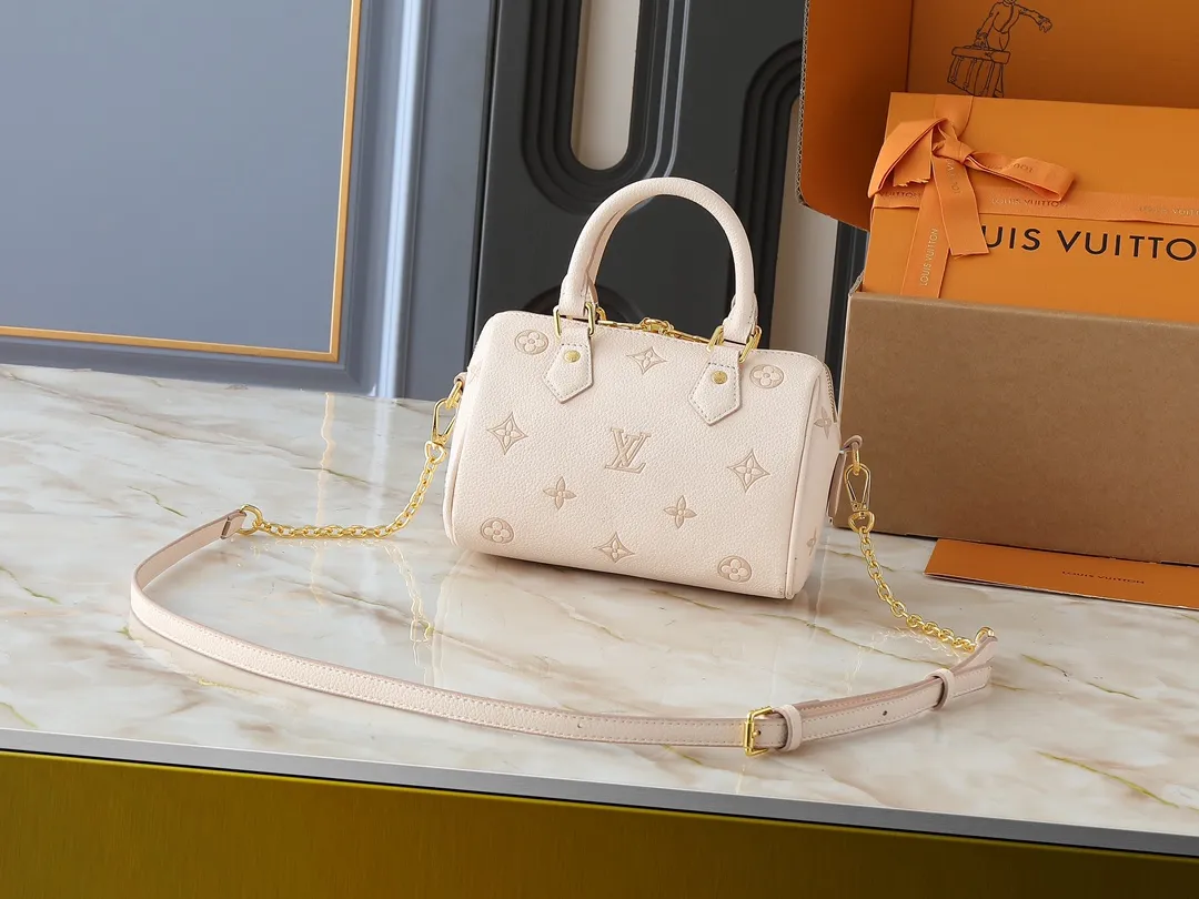 💰240💰Upgraded from the original M14291 M58953. This Speedy Bandoulière 20 handbag renews the brand's classic Monogram Empreinte leather, using the same tone to outline the pattern, and enriches the details with striped lining, dazzling padlocks and detachable chains. The compact shape can accommodate daily needs and can be carried by hand or cross-body. Dimensions: 20.5 x 13.5 x 12.0 cm (length x height x width)