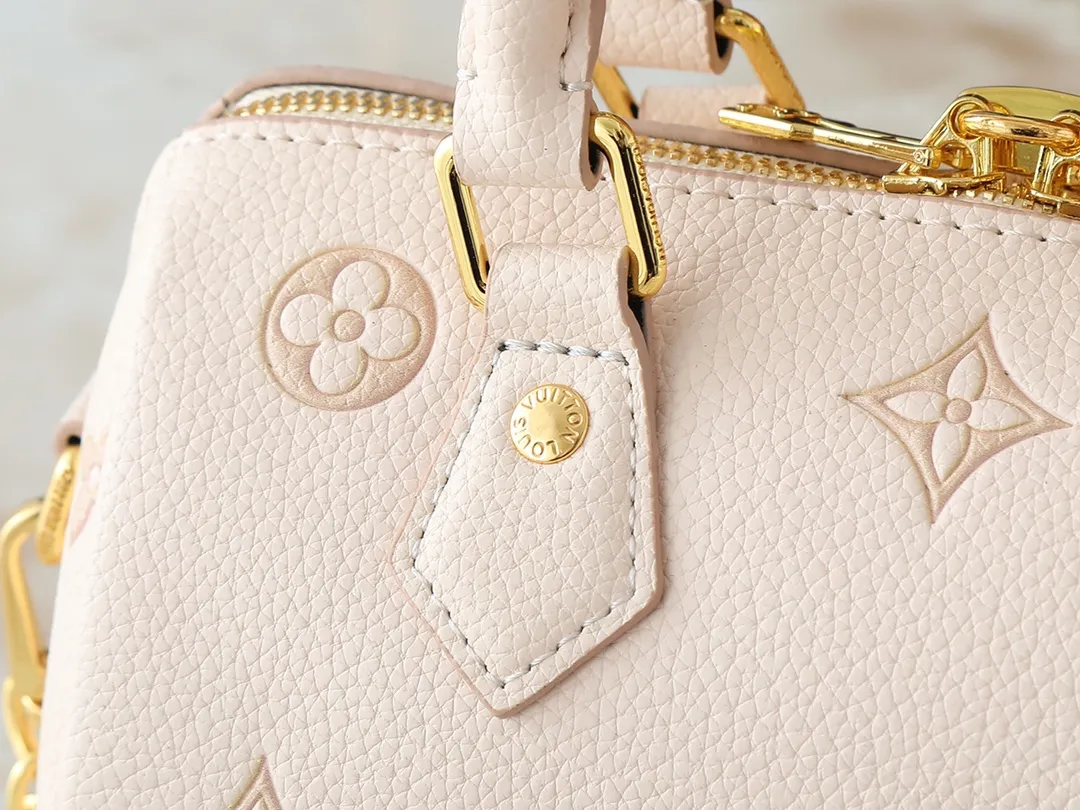 💰240💰Upgraded from the original M14291 M58953. This Speedy Bandoulière 20 handbag renews the brand's classic Monogram Empreinte leather, using the same tone to outline the pattern, and enriches the details with striped lining, dazzling padlocks and detachable chains. The compact shape can accommodate daily needs and can be carried by hand or cross-body. Dimensions: 20.5 x 13.5 x 12.0 cm (length x height x width)