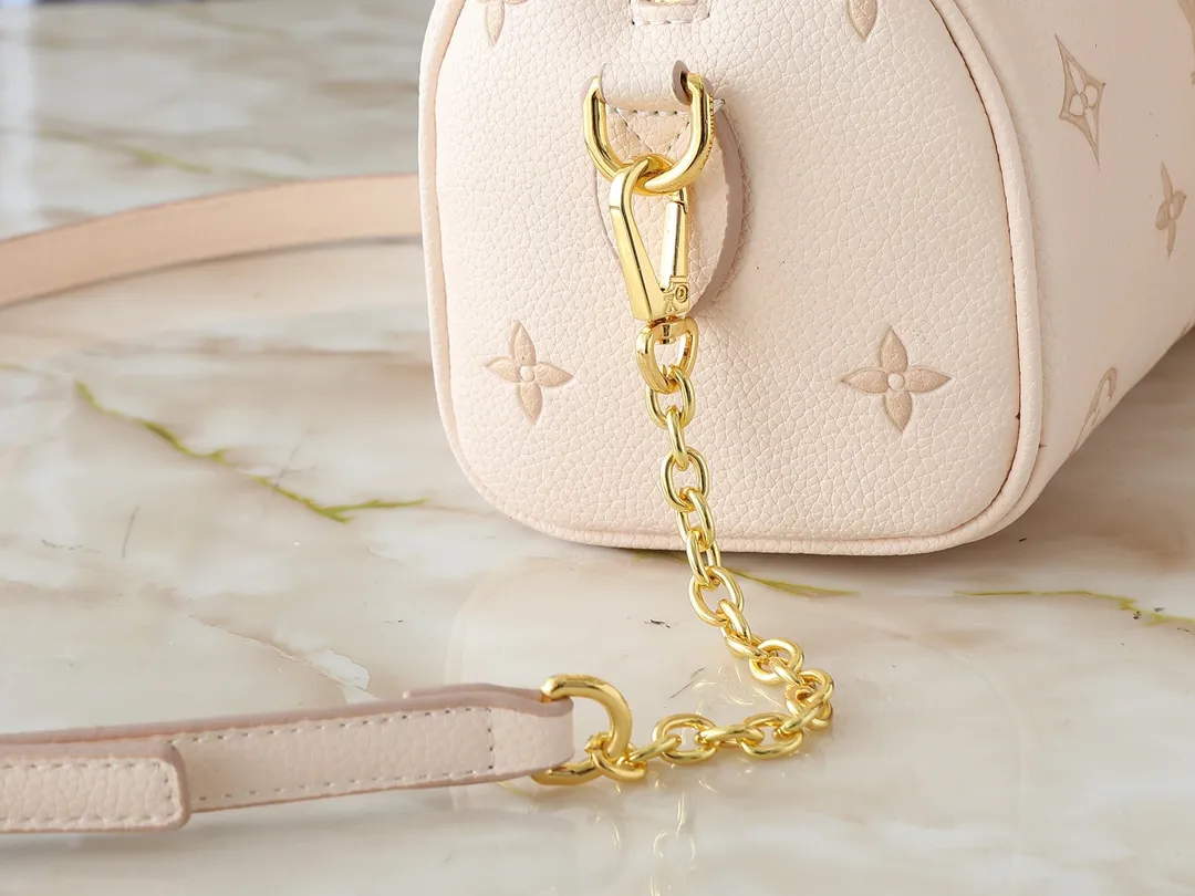 💰240💰Upgraded from the original M14291 M58953. This Speedy Bandoulière 20 handbag renews the brand's classic Monogram Empreinte leather, using the same tone to outline the pattern, and enriches the details with striped lining, dazzling padlocks and detachable chains. The compact shape can accommodate daily needs and can be carried by hand or cross-body. Dimensions: 20.5 x 13.5 x 12.0 cm (length x height x width)