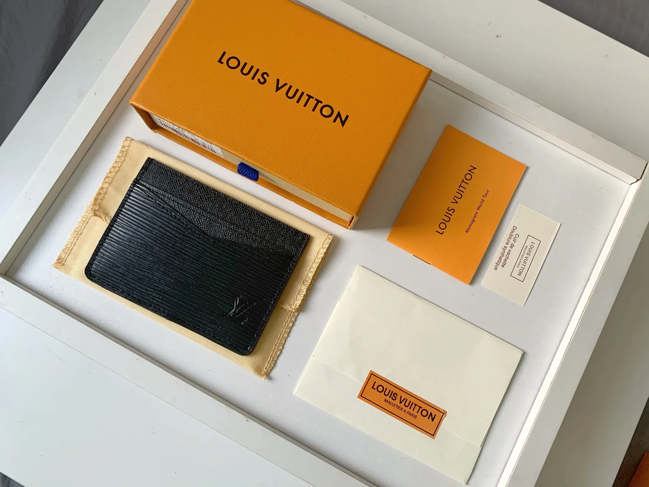 💰80 💎Card Holder Neo Card Holder made of Monogram Macassar canvas is the first choice for carrying important cards. Black leather trim makes the classic Louis Vuitton pattern even more eye-catching. Model: M60166. Size: 7.5*12