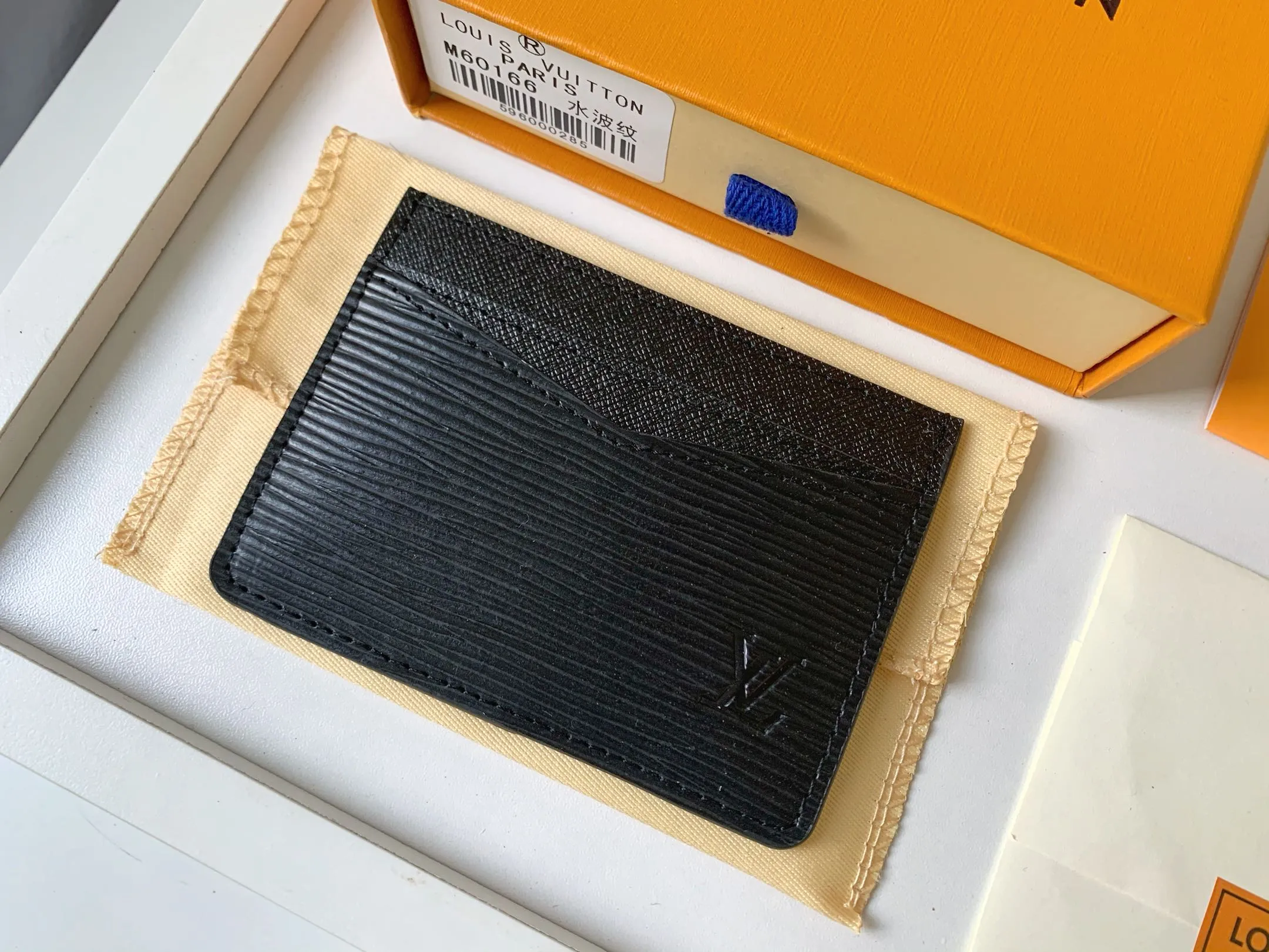 💰80 💎Card Holder Neo Card Holder made of Monogram Macassar canvas is the first choice for carrying important cards. Black leather trim makes the classic Louis Vuitton pattern even more eye-catching. Model: M60166. Size: 7.5*12