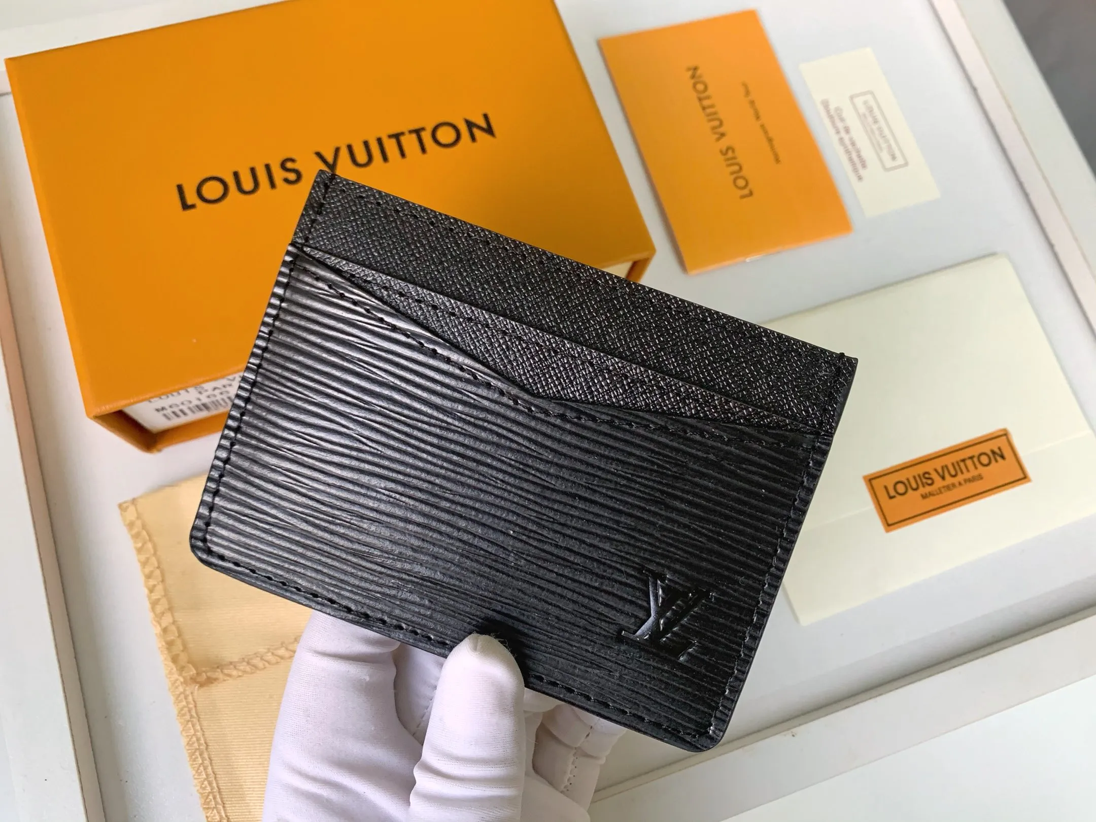 💰80 💎Card Holder Neo Card Holder made of Monogram Macassar canvas is the first choice for carrying important cards. Black leather trim makes the classic Louis Vuitton pattern even more eye-catching. Model: M60166. Size: 7.5*12