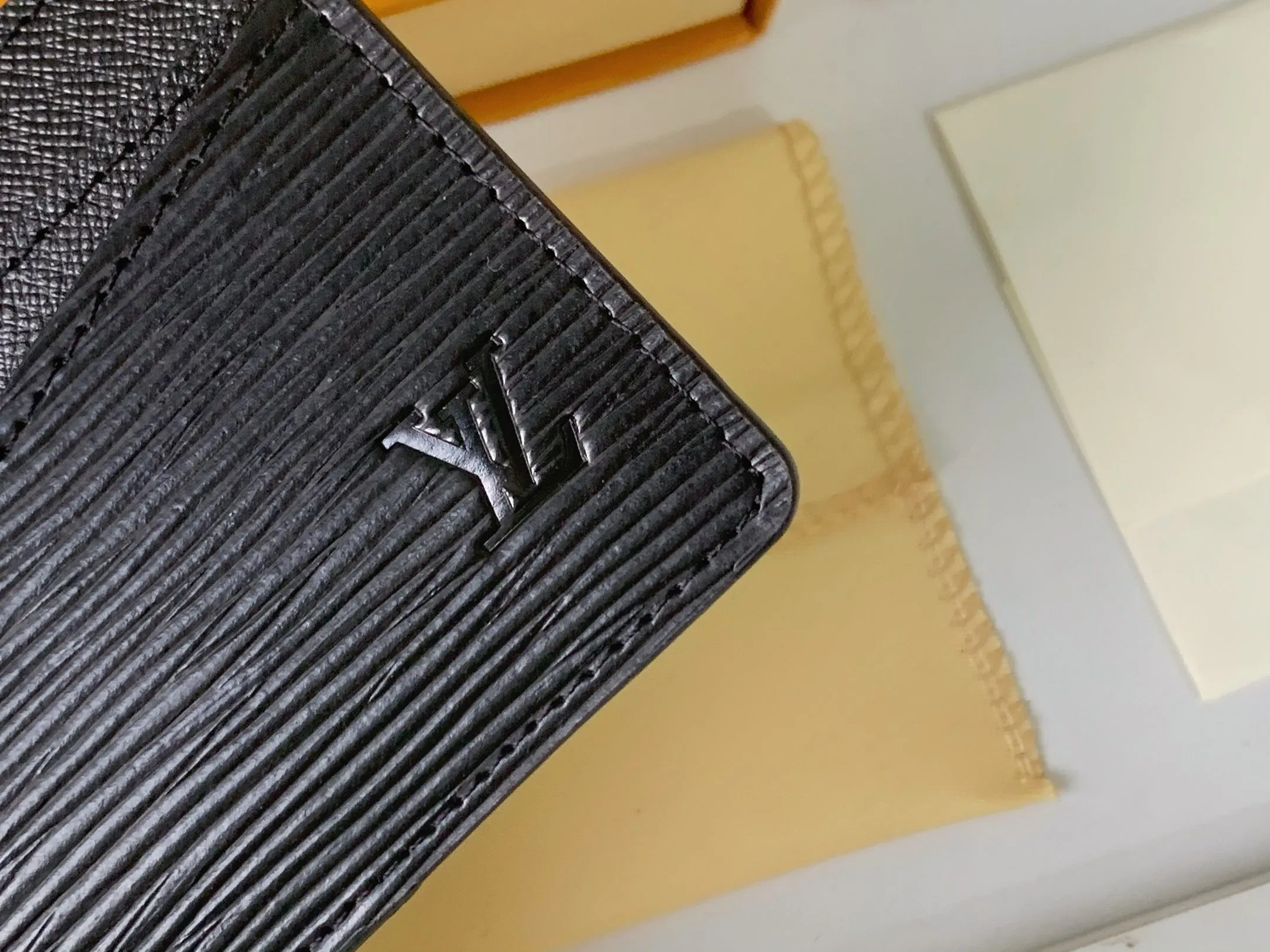 💰80 💎Card Holder Neo Card Holder made of Monogram Macassar canvas is the first choice for carrying important cards. Black leather trim makes the classic Louis Vuitton pattern even more eye-catching. Model: M60166. Size: 7.5*12