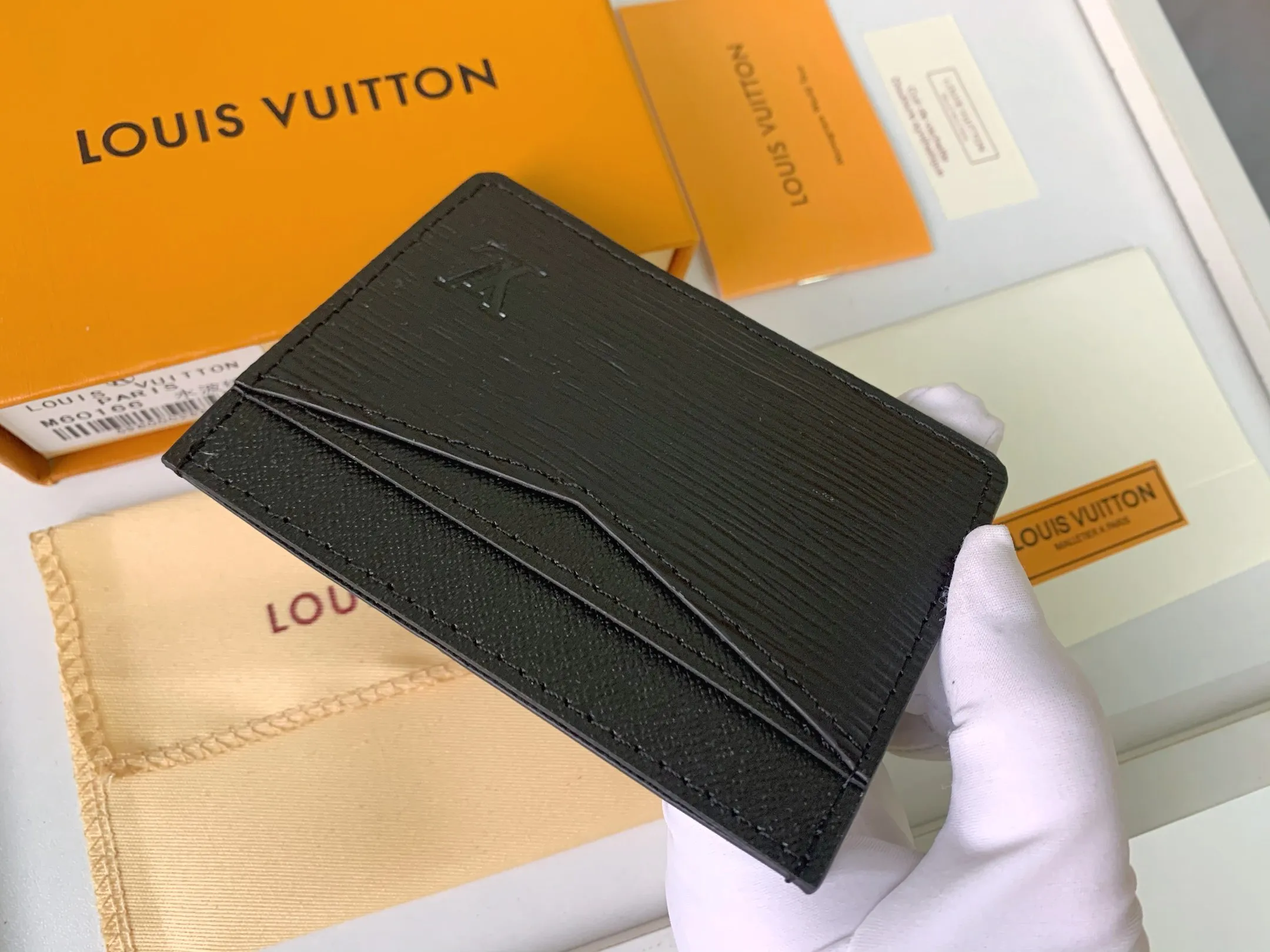 💰80 💎Card Holder Neo Card Holder made of Monogram Macassar canvas is the first choice for carrying important cards. Black leather trim makes the classic Louis Vuitton pattern even more eye-catching. Model: M60166. Size: 7.5*12