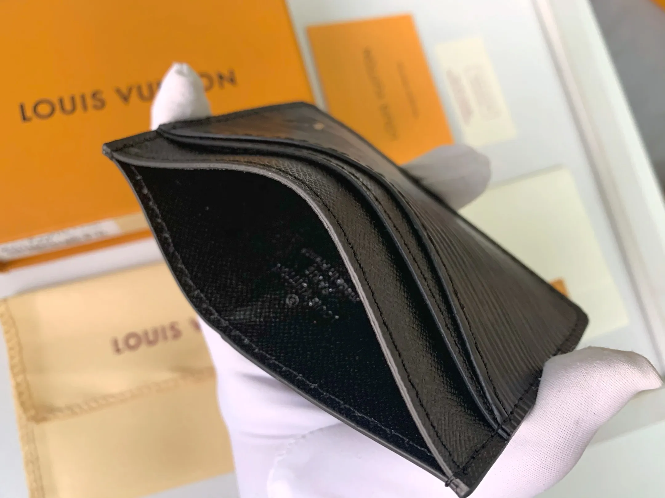 💰80 💎Card Holder Neo Card Holder made of Monogram Macassar canvas is the first choice for carrying important cards. Black leather trim makes the classic Louis Vuitton pattern even more eye-catching. Model: M60166. Size: 7.5*12