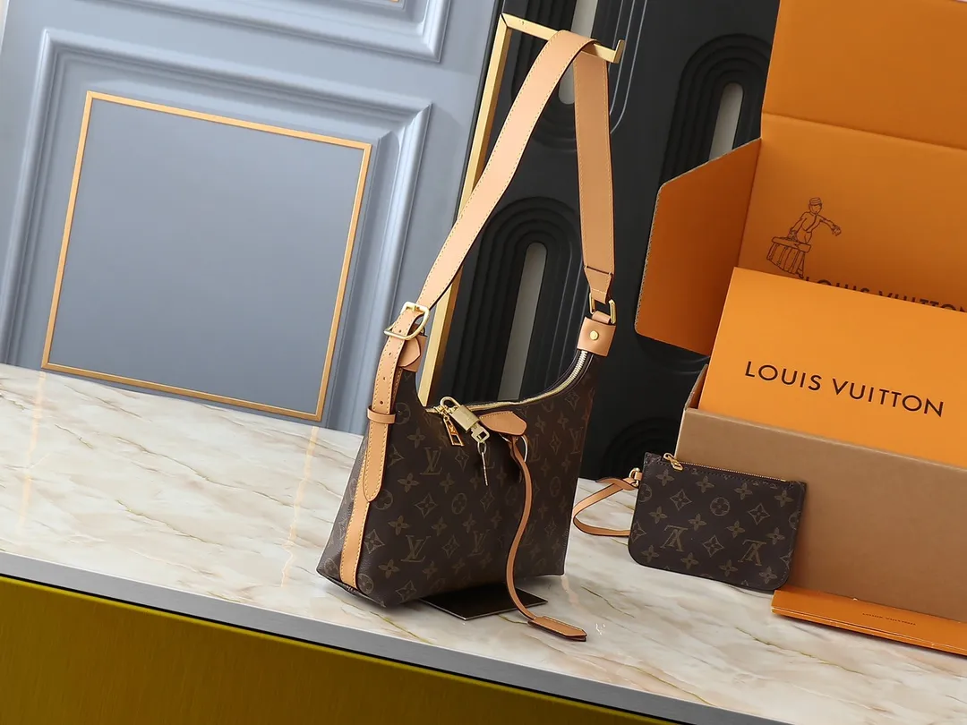 💰260💰Upgraded original M46610 M46609 M46674 This Sac Sport handbag is made of soft Monogram Empreinte embossed leather to create a curved outline, paying tribute to the brand's archive design with retro structure and exquisite details. Plenty of space makes it easy to carry your daily needs, and the adjustable handle allows for a variety of carrying methods. Dimensions: 27.0 x 22.0 x 10.5 cm (length x height x width)