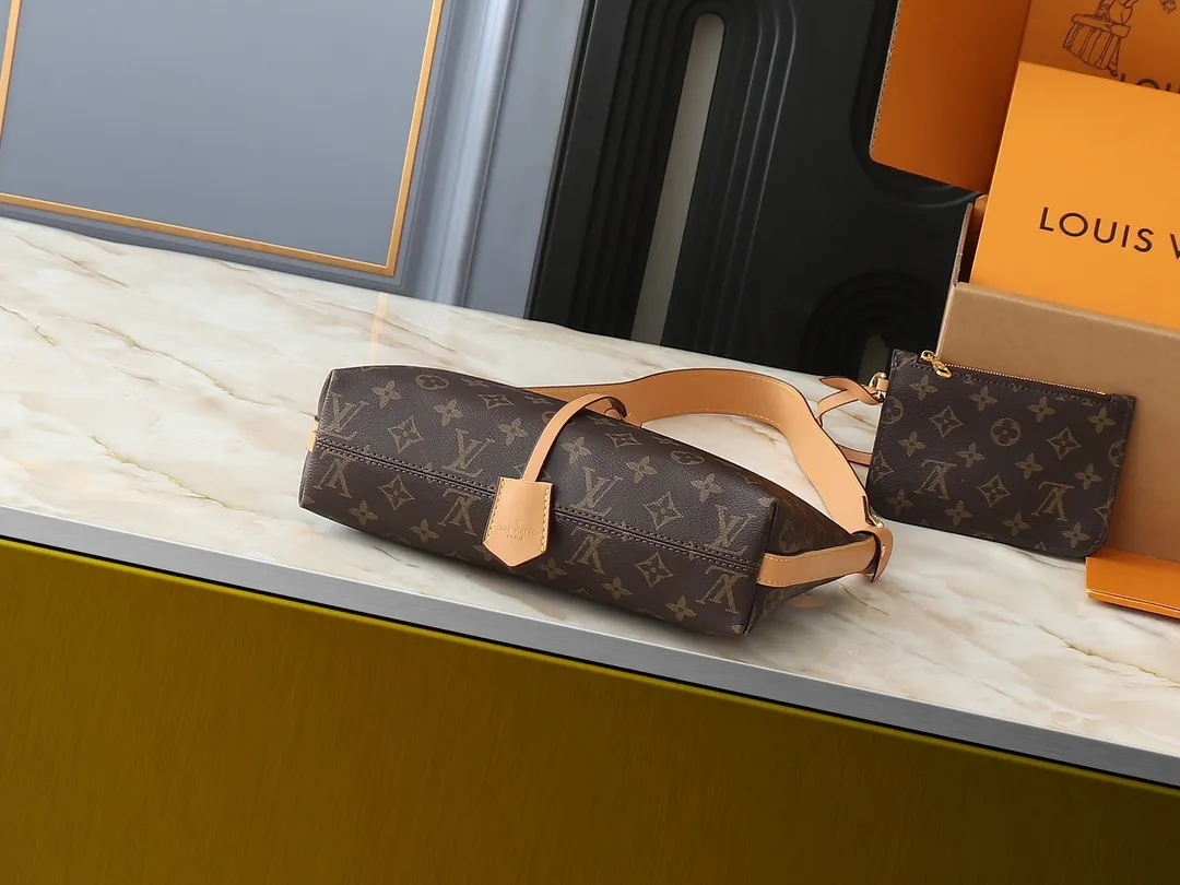 💰260💰Upgraded original M46610 M46609 M46674 This Sac Sport handbag is made of soft Monogram Empreinte embossed leather to create a curved outline, paying tribute to the brand's archive design with retro structure and exquisite details. Plenty of space makes it easy to carry your daily needs, and the adjustable handle allows for a variety of carrying methods. Dimensions: 27.0 x 22.0 x 10.5 cm (length x height x width)