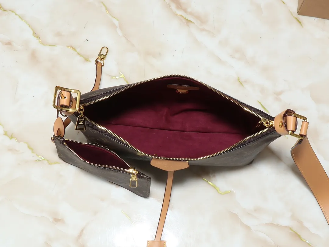 💰260💰Upgraded original M46610 M46609 M46674 This Sac Sport handbag is made of soft Monogram Empreinte embossed leather to create a curved outline, paying tribute to the brand's archive design with retro structure and exquisite details. Plenty of space makes it easy to carry your daily needs, and the adjustable handle allows for a variety of carrying methods. Dimensions: 27.0 x 22.0 x 10.5 cm (length x height x width)