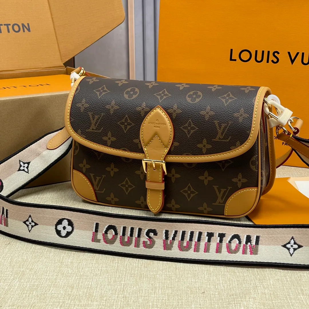 [Upgraded version] P500💰Upgraded version M45985🔸 Comes with a full set of packaging ❣️This DIANE handbag is equipped with a leather shoulder strap (can be carried under the armpit) and an embroidered shoulder strap (can be carried across the shoulder), both of which are detachable. The capacity is enough for daily use to carry the largest mobile phone without any pressure. The belt-type buckle is a decoration, but it is actually a magnet to open and close, which is quite convenient~ There is a compartment in the middle for easy organization. , there is also a zipper area where you can put some valuables. Detailed features - 25.0 × 9.0 × 15.0CM (length × width × height)