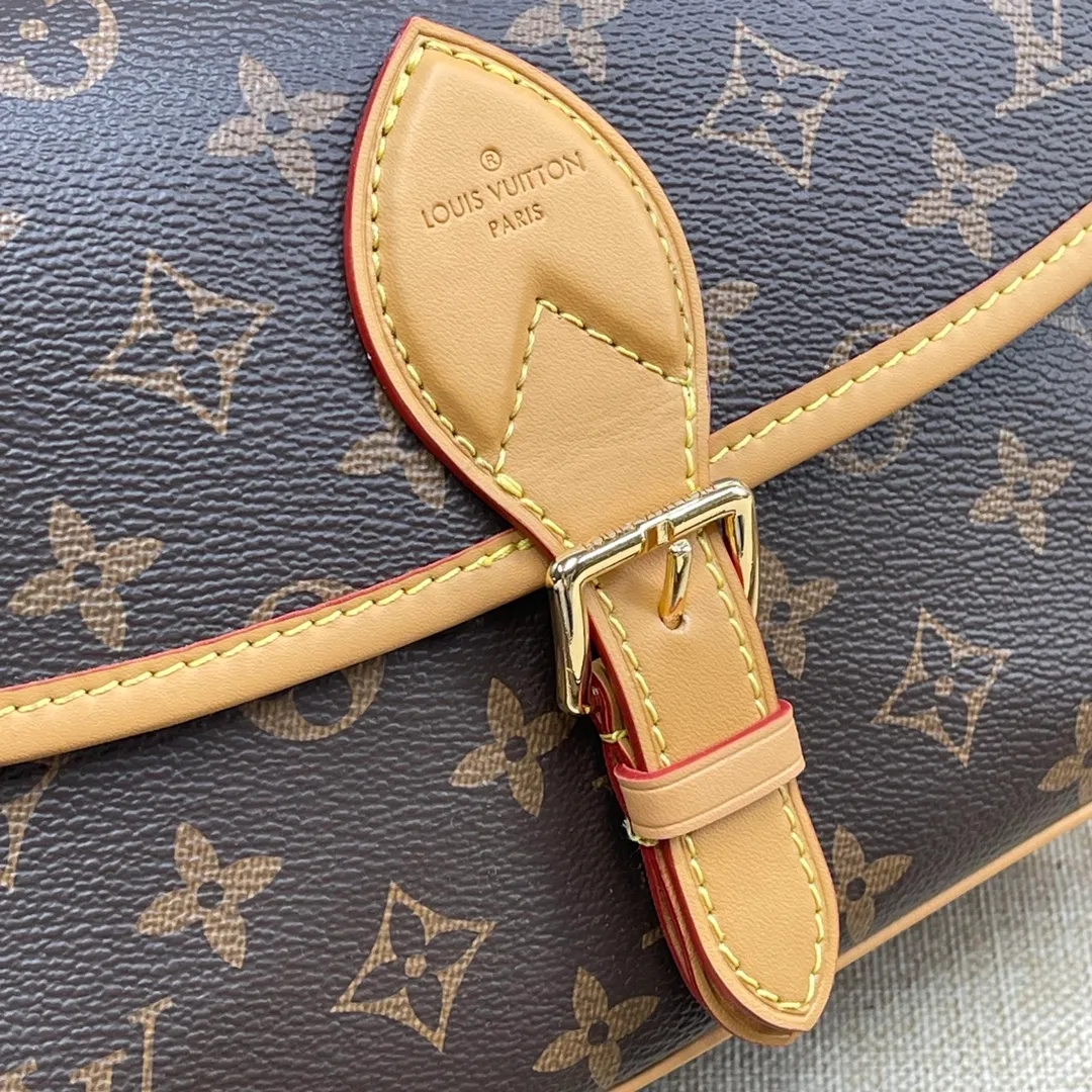 [Upgraded version] P500💰Upgraded version M45985🔸 Comes with a full set of packaging ❣️This DIANE handbag is equipped with a leather shoulder strap (can be carried under the armpit) and an embroidered shoulder strap (can be carried across the shoulder), both of which are detachable. The capacity is enough for daily use to carry the largest mobile phone without any pressure. The belt-type buckle is a decoration, but it is actually a magnet to open and close, which is quite convenient~ There is a compartment in the middle for easy organization. , there is also a zipper area where you can put some valuables. Detailed features - 25.0 × 9.0 × 15.0CM (length × width × height)
