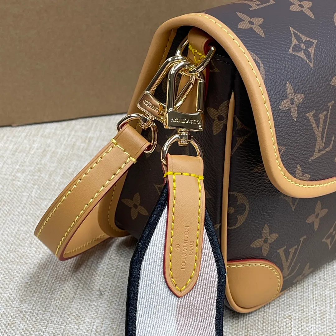 [Upgraded version] P500💰Upgraded version M45985🔸 Comes with a full set of packaging ❣️This DIANE handbag is equipped with a leather shoulder strap (can be carried under the armpit) and an embroidered shoulder strap (can be carried across the shoulder), both of which are detachable. The capacity is enough for daily use to carry the largest mobile phone without any pressure. The belt-type buckle is a decoration, but it is actually a magnet to open and close, which is quite convenient~ There is a compartment in the middle for easy organization. , there is also a zipper area where you can put some valuables. Detailed features - 25.0 × 9.0 × 15.0CM (length × width × height)