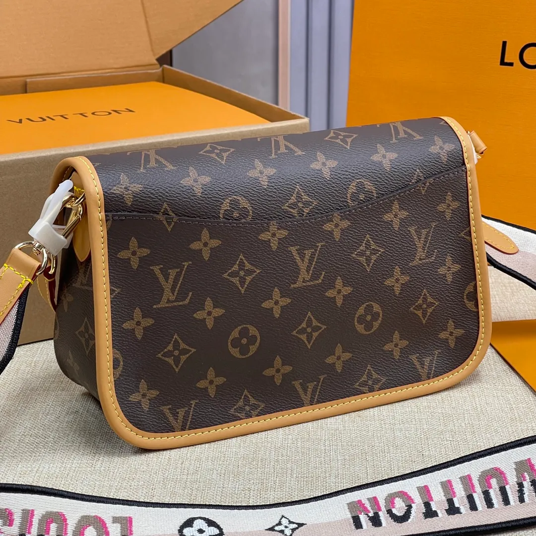 [Upgraded version] P500💰Upgraded version M45985🔸 Comes with a full set of packaging ❣️This DIANE handbag is equipped with a leather shoulder strap (can be carried under the armpit) and an embroidered shoulder strap (can be carried across the shoulder), both of which are detachable. The capacity is enough for daily use to carry the largest mobile phone without any pressure. The belt-type buckle is a decoration, but it is actually a magnet to open and close, which is quite convenient~ There is a compartment in the middle for easy organization. , there is also a zipper area where you can put some valuables. Detailed features - 25.0 × 9.0 × 15.0CM (length × width × height)