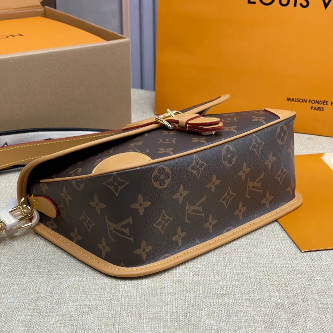 [Upgraded version] P500💰Upgraded version M45985🔸 Comes with a full set of packaging ❣️This DIANE handbag is equipped with a leather shoulder strap (can be carried under the armpit) and an embroidered shoulder strap (can be carried across the shoulder), both of which are detachable. The capacity is enough for daily use to carry the largest mobile phone without any pressure. The belt-type buckle is a decoration, but it is actually a magnet to open and close, which is quite convenient~ There is a compartment in the middle for easy organization. , there is also a zipper area where you can put some valuables. Detailed features - 25.0 × 9.0 × 15.0CM (length × width × height)