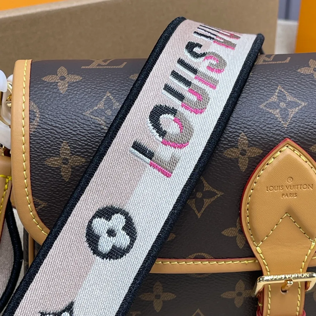 [Upgraded version] P500💰Upgraded version M45985🔸 Comes with a full set of packaging ❣️This DIANE handbag is equipped with a leather shoulder strap (can be carried under the armpit) and an embroidered shoulder strap (can be carried across the shoulder), both of which are detachable. The capacity is enough for daily use to carry the largest mobile phone without any pressure. The belt-type buckle is a decoration, but it is actually a magnet to open and close, which is quite convenient~ There is a compartment in the middle for easy organization. , there is also a zipper area where you can put some valuables. Detailed features - 25.0 × 9.0 × 15.0CM (length × width × height)